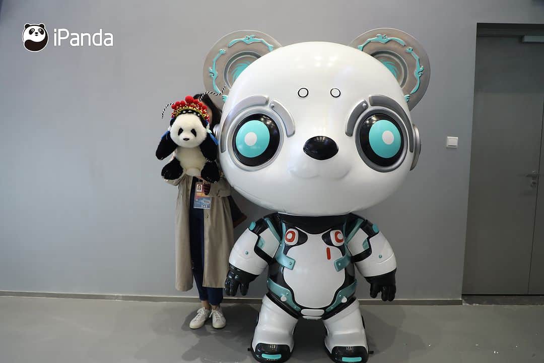 iPandaさんのインスタグラム写真 - (iPandaInstagram)「Our sweet broadcaster Hua Hua made a new friend at the 81st World Science Fiction Convention in Chengdu - Kormo, the mascot, an imaginative and futuristic giant panda. 🐼 🐼 🐼 #Panda #iPanda #Cute #2023ChengduWorldCon #CutestPandaToy  For more panda information, please check out: https://en.ipanda.com」10月23日 19時30分 - ipandachannel