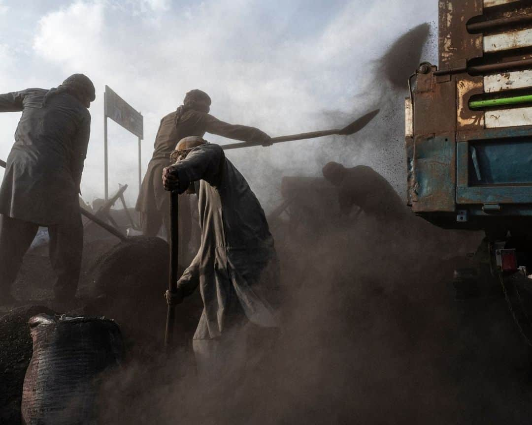 AFP通信さんのインスタグラム写真 - (AFP通信Instagram)「Afghan labourers shovel coal onto a truck at a coal yard on the outskirts of Kabul on October 2023.⁣ 📷 @wakil.kohsar #AFP」10月23日 19時22分 - afpphoto