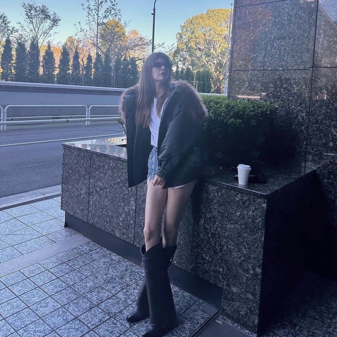 マギーさんのインスタグラム写真 - (マギーInstagram)「Taste of autumn 🍂  ぜんぶLOVEなアイテム♡♡♡  Coat @maisonalaia  Denim @loewe  Boots @givenchy  今日も朝からばたばた 夜までお仕事がんばります！」10月23日 19時22分 - maggymoon