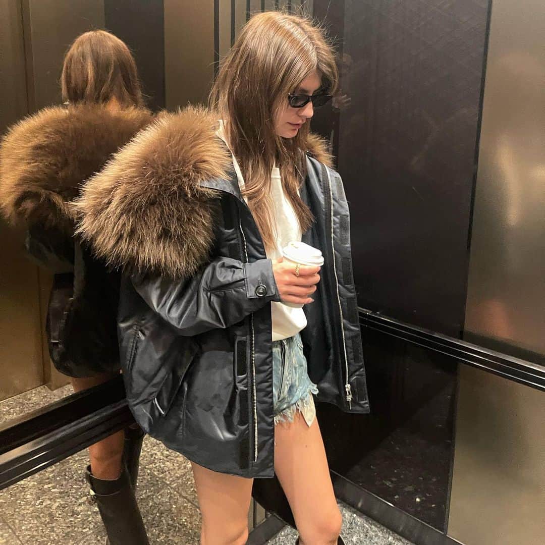 マギーさんのインスタグラム写真 - (マギーInstagram)「Taste of autumn 🍂  ぜんぶLOVEなアイテム♡♡♡  Coat @maisonalaia  Denim @loewe  Boots @givenchy  今日も朝からばたばた 夜までお仕事がんばります！」10月23日 19時22分 - maggymoon