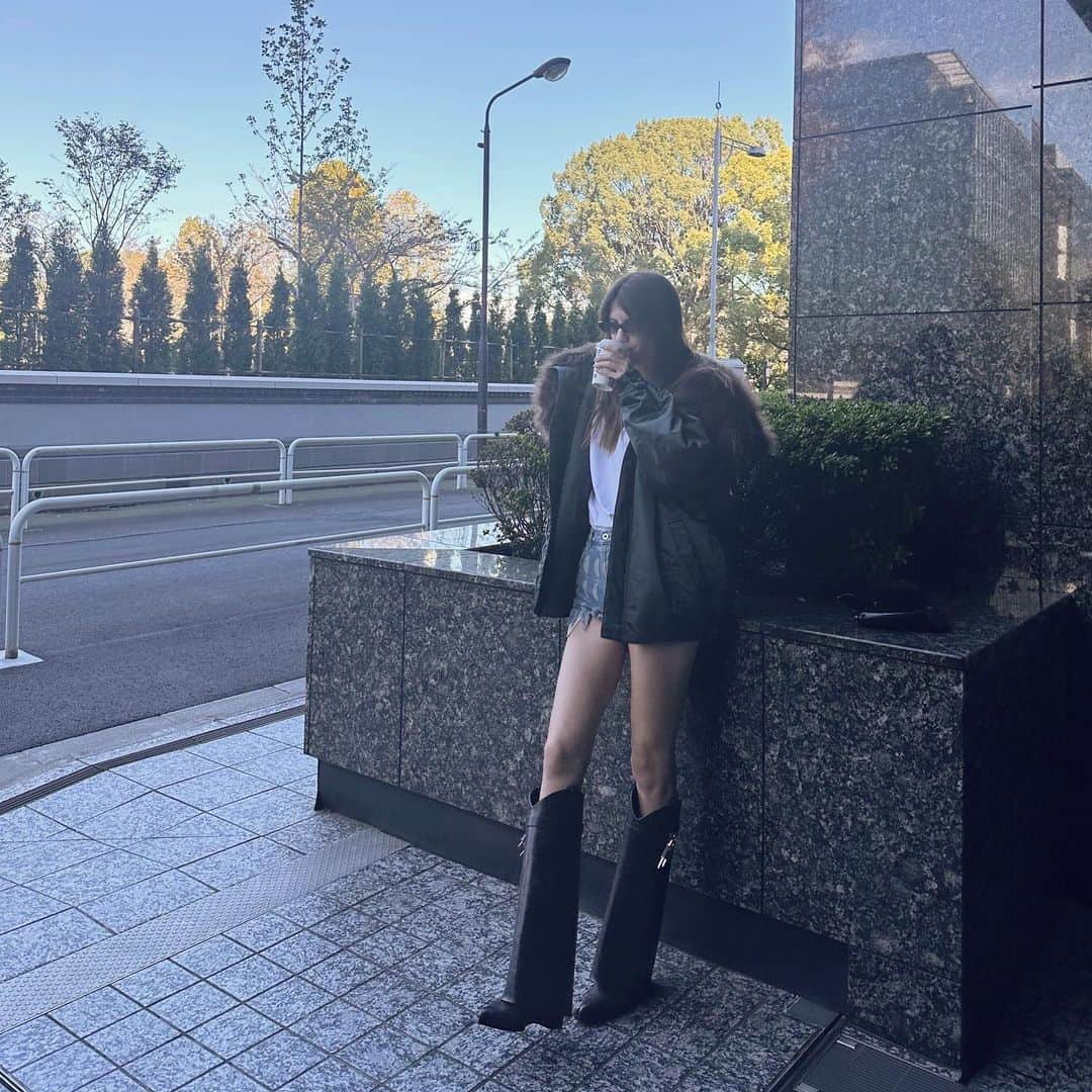 マギーのインスタグラム：「Taste of autumn 🍂  ぜんぶLOVEなアイテム♡♡♡  Coat @maisonalaia  Denim @loewe  Boots @givenchy  今日も朝からばたばた 夜までお仕事がんばります！」