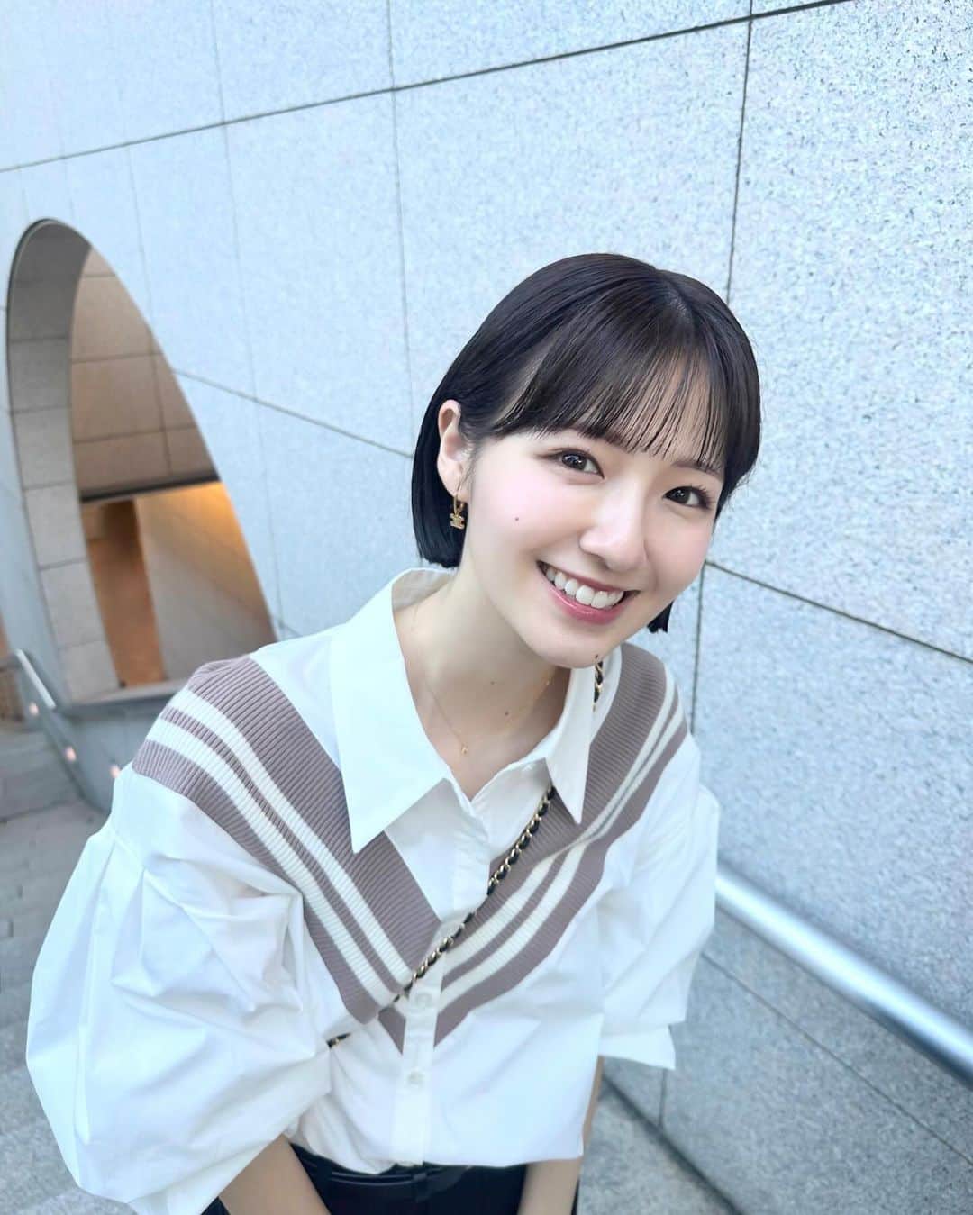 糸原美波さんのインスタグラム写真 - (糸原美波Instagram)「🧴🌻   ディアボーテ オイルインシャンプー オイルインコンディショナー (グロス＆リペア)     ツヤが特長の「ピンクのHIMAWARI」で 天使の輪が 👼🏻♡   プレミアムヒマワリオイルEX配合で うるおい&ツヤUP 🌻   髪のゆがみを整え、 うねり、くせ、パサつきをケア 🪮   スパークリングフローラルの香り 🫧 ふわっと甘い香りが広がって いやされます 💭🍍   ピンクのHIMAWARI：グロス＆リペアシリーズのイメージカラーです ゆがみ：うねり・くせ・パサつきの原因となっている髪内部の水分と油分のバランスの乱れと外部のキューティクルの不均一なはがれの事です。  #PR #ディアボーテ #ピンクのHIMAWARI  #ツヤ #グロスandリペア #雨の日もまとまる髪へ」10月23日 19時24分 - minami_itohara