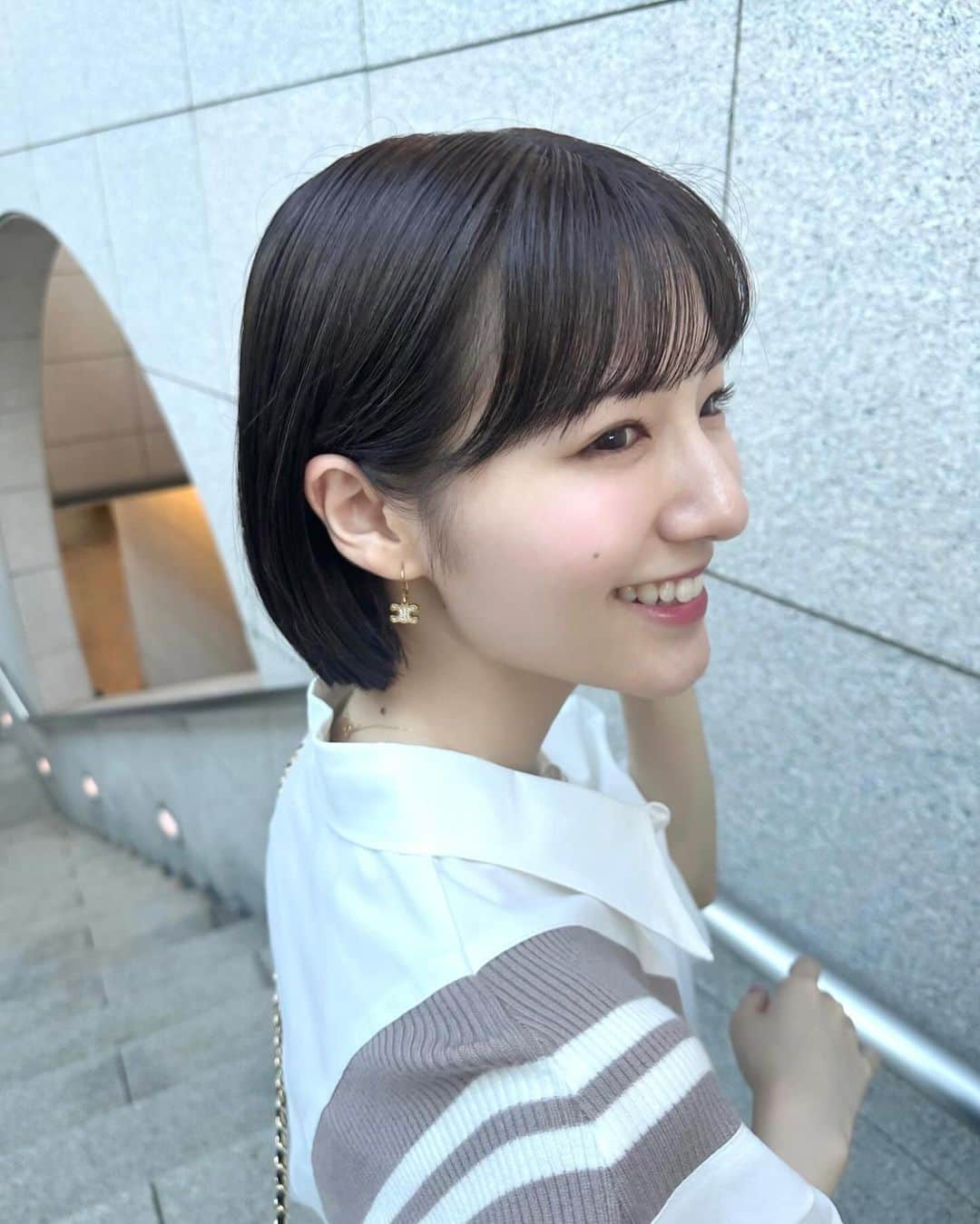 糸原美波さんのインスタグラム写真 - (糸原美波Instagram)「🧴🌻   ディアボーテ オイルインシャンプー オイルインコンディショナー (グロス＆リペア)     ツヤが特長の「ピンクのHIMAWARI」で 天使の輪が 👼🏻♡   プレミアムヒマワリオイルEX配合で うるおい&ツヤUP 🌻   髪のゆがみを整え、 うねり、くせ、パサつきをケア 🪮   スパークリングフローラルの香り 🫧 ふわっと甘い香りが広がって いやされます 💭🍍   ピンクのHIMAWARI：グロス＆リペアシリーズのイメージカラーです ゆがみ：うねり・くせ・パサつきの原因となっている髪内部の水分と油分のバランスの乱れと外部のキューティクルの不均一なはがれの事です。  #PR #ディアボーテ #ピンクのHIMAWARI  #ツヤ #グロスandリペア #雨の日もまとまる髪へ」10月23日 19時24分 - minami_itohara