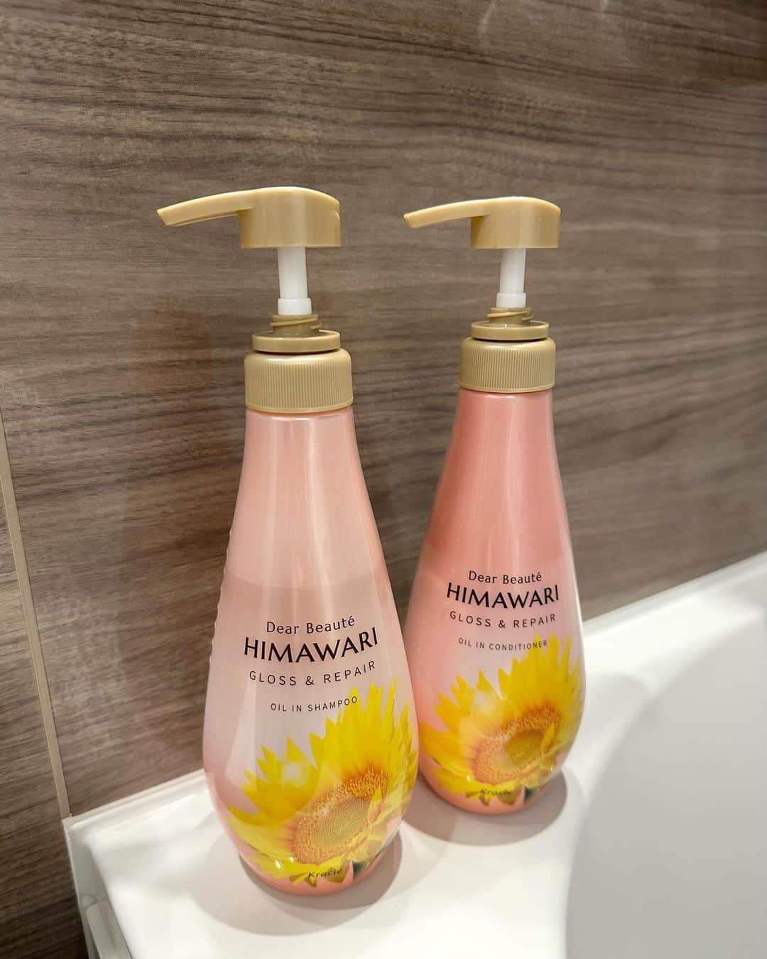 糸原美波さんのインスタグラム写真 - (糸原美波Instagram)「🧴🌻   ディアボーテ オイルインシャンプー オイルインコンディショナー (グロス＆リペア)     ツヤが特長の「ピンクのHIMAWARI」で 天使の輪が 👼🏻♡   プレミアムヒマワリオイルEX配合で うるおい&ツヤUP 🌻   髪のゆがみを整え、 うねり、くせ、パサつきをケア 🪮   スパークリングフローラルの香り 🫧 ふわっと甘い香りが広がって いやされます 💭🍍   ピンクのHIMAWARI：グロス＆リペアシリーズのイメージカラーです ゆがみ：うねり・くせ・パサつきの原因となっている髪内部の水分と油分のバランスの乱れと外部のキューティクルの不均一なはがれの事です。  #PR #ディアボーテ #ピンクのHIMAWARI  #ツヤ #グロスandリペア #雨の日もまとまる髪へ」10月23日 19時24分 - minami_itohara