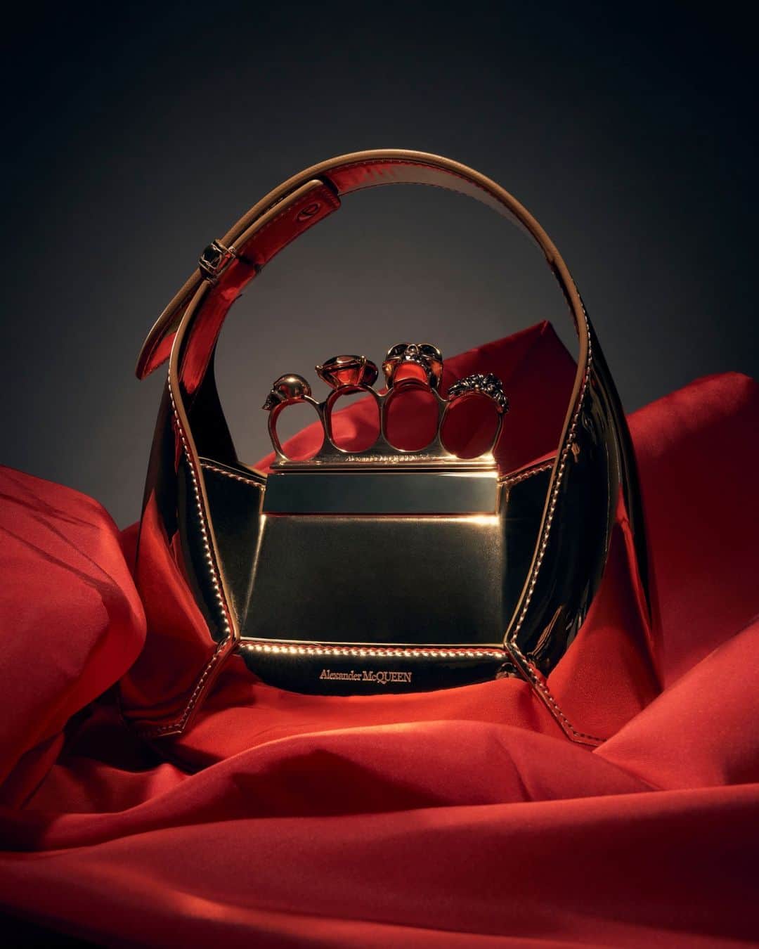 アレキサンダー・マックイーンのインスタグラム：「The new Mini #McQueenHoboBag re-imagined for the holiday season in metallic gold.⁣ ⁣ Discover #McQueenGifts via the link in bio.  Photographed by @maximepoiblanc」