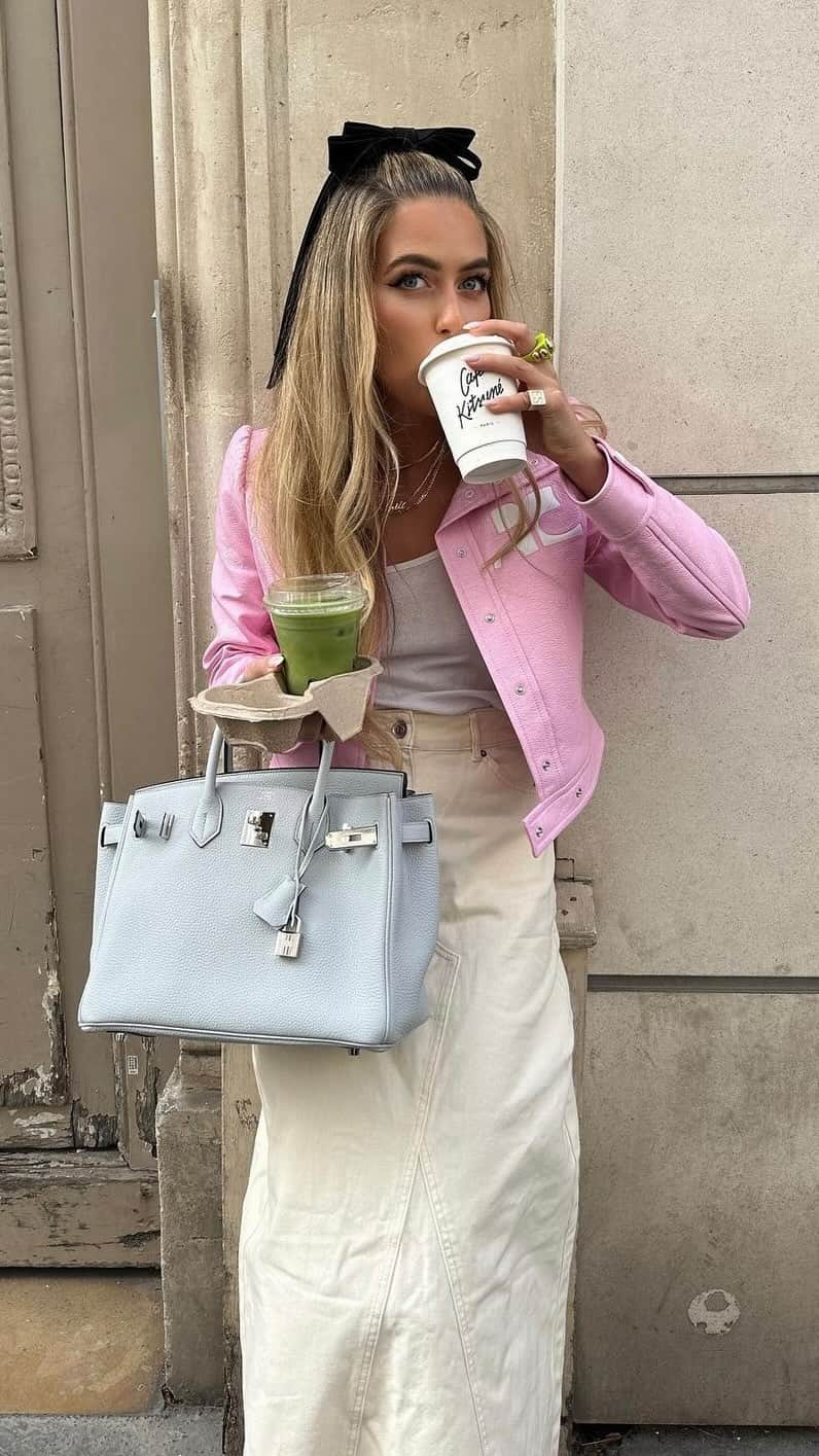 Café Kitsuné Parisのインスタグラム：「@emilisindlev embracing the beauty of Paris with her favorite coffee and matcha to go 💚 - 👉Café Kitsuné Tuileries⁠⁠⁠ 208 Rue de Rivoli, 75001 Paris⁠⁠⁠ Monday-Sunday: 8am-6:30pm⁠⁠⁠⁠」