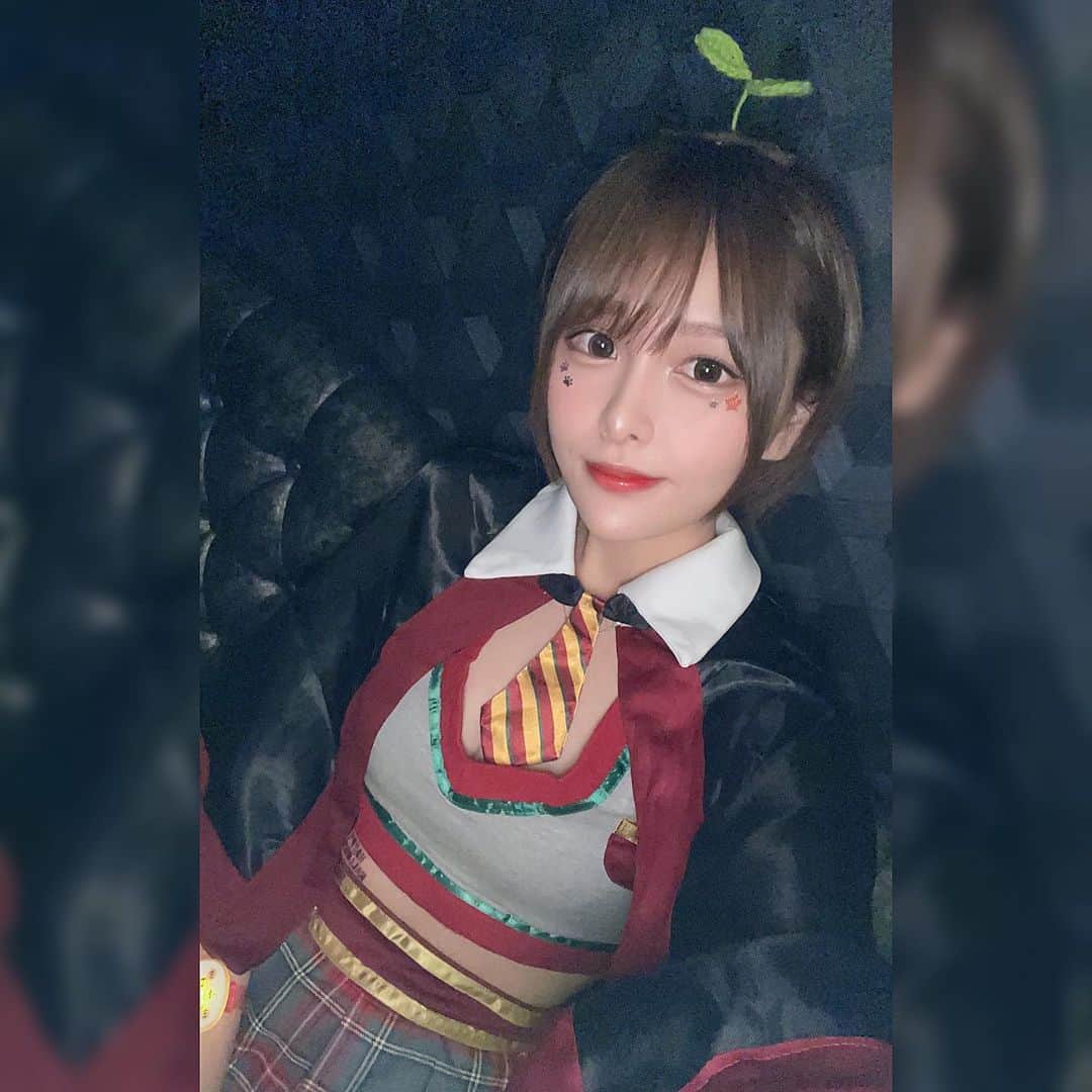 みなみのインスタグラム：「ハロウィンイベント２日目 コスプレはいちかつんと色違いのお揃いに🪄  女の子もスタッフもコスプレ凄かったし 文化祭みたいでなんか楽しかった🤍🤍  コスプレは @dress_tika @tika_girls  #ハロウィンコスプレ #ハロウィン仮装  #キャバドレスはtika #ハロウィン #秋葉原」