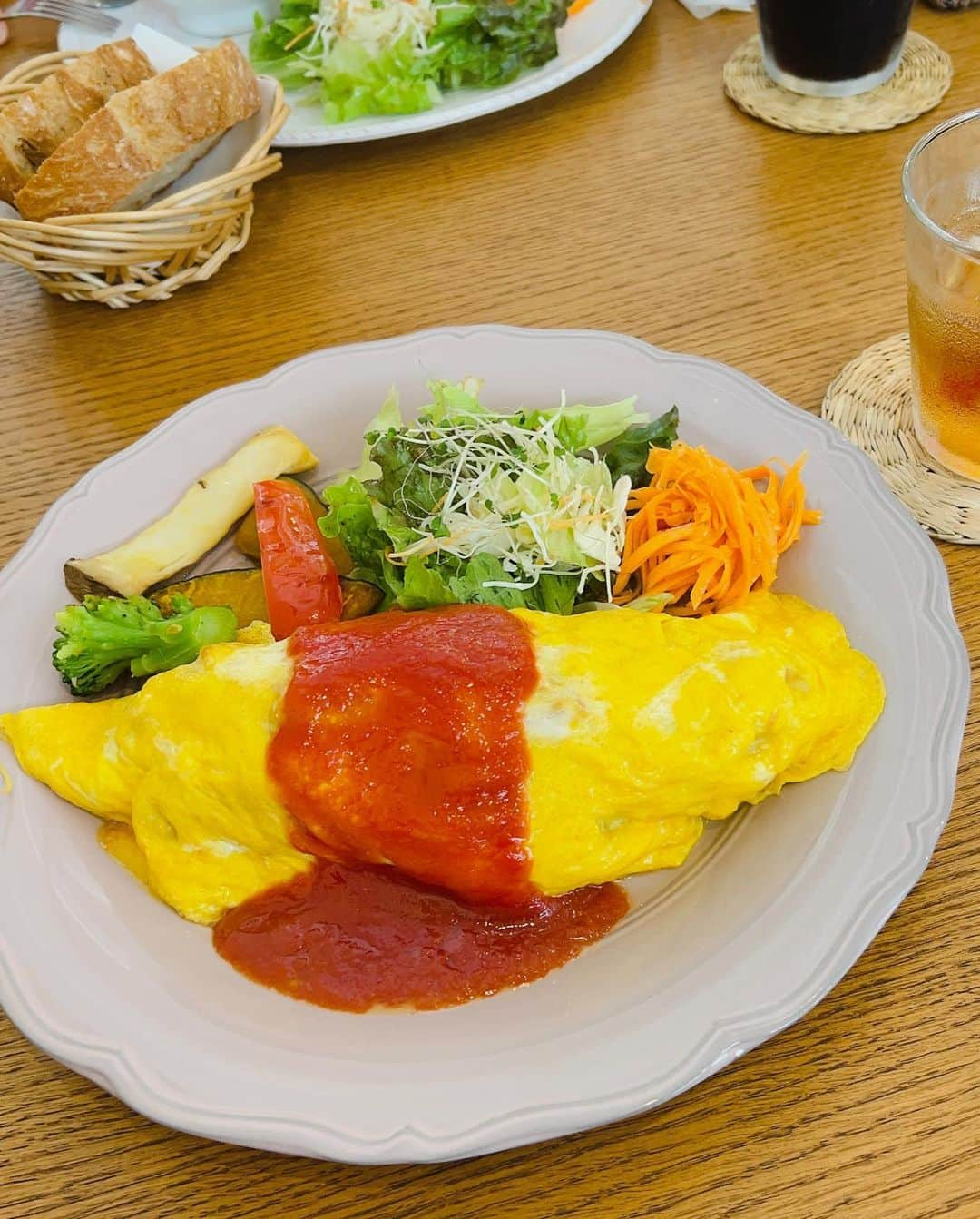 本田みくさんのインスタグラム写真 - (本田みくInstagram)「『cafe milco』 🚃大通駅徒歩4分        ▫️オムライス /¥1,100 ▫️アイスティー /+¥100（単品は¥400）       私の一番好きな食べ物である オムライスを食べてきました✊🏻笑 雑貨屋さんに併設したカフェで、 可愛い雑貨に素敵なお洋服もあってお洒落なお店でした🌷    久しぶりに会った友だちと話せた 楽しい1日でした💞        📍 札幌市中央区南２条西６丁目８ 一閤ビル 3F ［営業時間］ランチ（木~土）11:30-17:00 ティータイム（火~土）11:30-17:00   ┈┈┈┈┈┈┈┈┈┈┈┈┈┈   ˗ˏˋ #本田の北海道グルメ ˎˊ˗  ぜひ保存してね！   ┈┈┈┈┈┈┈┈┈┈┈┈┈┈  #sapporotrip #japanesegirl #Hokkaido #일본여행 #日本之旅 #해외여행 #札幌カフェ #カフェ好きな人と繋がりたい #札幌カフェ巡り #hokkaidotrip #sapporocafe #札幌グルメ #sapporogourmet #北海道旅行」10月23日 19時25分 - hondamiku