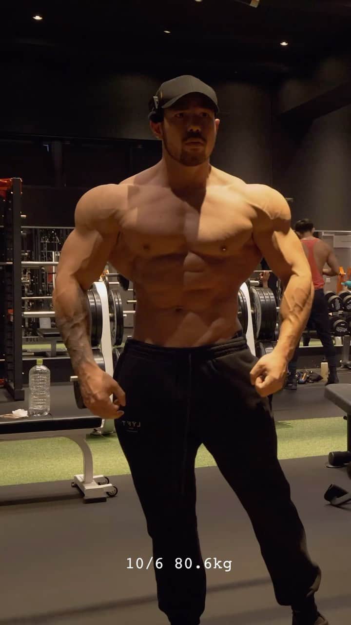 Kanekin Fitnessのインスタグラム：「8/29 77.6kg ➡️ 10/22 82.5kg. We working🔥 @_cutz_   まだまだ増量続きます😄 #workhardseeresults」