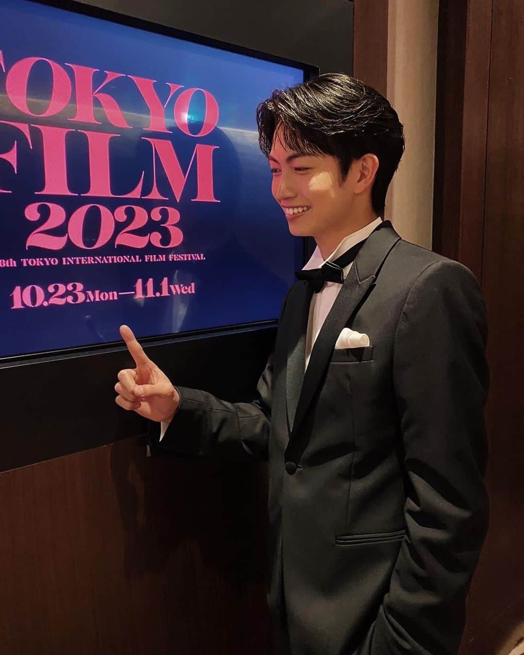 綱啓永さんのインスタグラム写真 - (綱啓永Instagram)「第36回東京国際映画祭 アジアの未来部門『違う惑星の変な恋人』  由緒正しい映画界の一大祭典🎥 初めてのレッドカーペットでは、役者として何か強いエネルギーを吸収できた気がします！  映画は、2024年1月26日公開です。お楽しみに！   #違う惑星の変な恋人  #東京国際映画祭  #TIFFJP #emporioarmani」10月23日 19時28分 - tsuna_keito