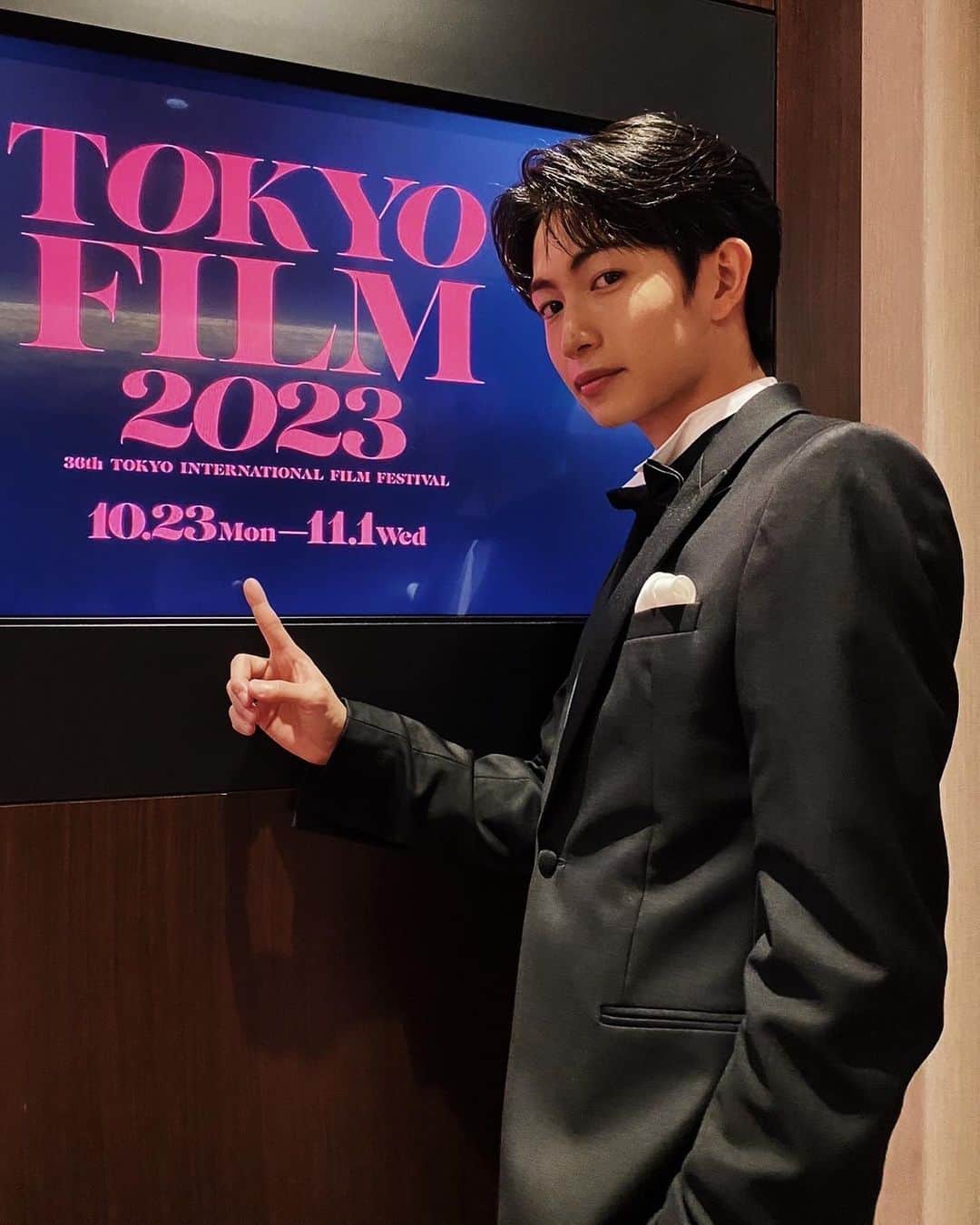 綱啓永さんのインスタグラム写真 - (綱啓永Instagram)「第36回東京国際映画祭 アジアの未来部門『違う惑星の変な恋人』  由緒正しい映画界の一大祭典🎥 初めてのレッドカーペットでは、役者として何か強いエネルギーを吸収できた気がします！  映画は、2024年1月26日公開です。お楽しみに！   #違う惑星の変な恋人  #東京国際映画祭  #TIFFJP #emporioarmani」10月23日 19時28分 - tsuna_keito