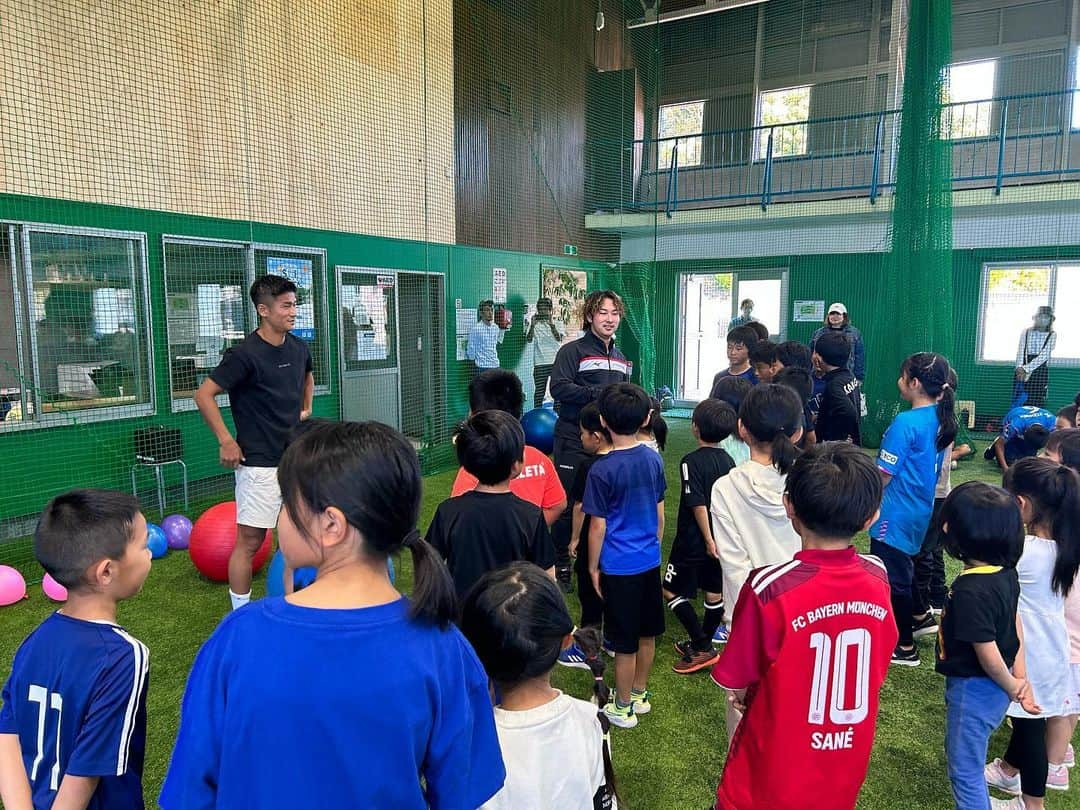 福田晃斗さんのインスタグラム写真 - (福田晃斗Instagram)「. . . ROKU school開校イベント‼︎  約40人の子供達が集まってくれました！  みんなが運動して、楽しいと言ってくれる姿を見て、もっと多くの子どもたちに、知ってもらいたいなと感じました。  イベントが終わった後に、子ども達からまた来たいという声が聞けたり、親御さんから、子供が楽しそうでしたと言われて、幸せな気持ちになりました。  開校、一発目のスクールは、11月8日（水）になります。  時間帯は少し変更を加えようと考えています。 変わり次第すぐにお知らせします！  イベントに来ていただいた方の、入会はお渡しした、入会申込かチラシのQRを読み取って頂いてお願いします！  イベントに参加できず、スクールが気になる！という方は、私か @naka.ocho （おっちょトレーナー）にメッセージよろしくお願いします。  体験もお待ちしております！  やはり、遊び、運動は大切！  運動は競技が上手くなるためだけのものではありません。  子ども達の日常の生活の質を上げるためにも運動は大切です。  その運動を遊びながらする事で、子ども達が意欲的に参加し、自然と運動に触れ合う機会を増やしていきたいと思います。  ROKUスクール、スタッフ一同、心よりお待ちしております！」10月23日 19時38分 - akito_fukuta_official