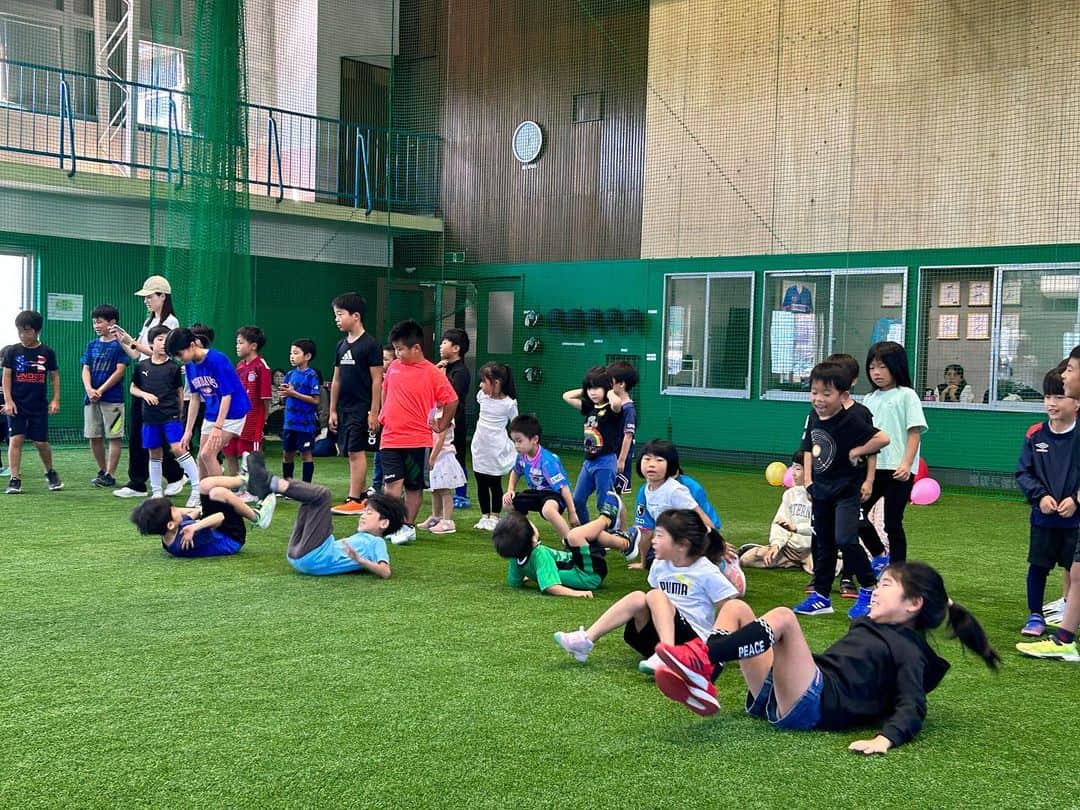 福田晃斗さんのインスタグラム写真 - (福田晃斗Instagram)「. . . ROKU school開校イベント‼︎  約40人の子供達が集まってくれました！  みんなが運動して、楽しいと言ってくれる姿を見て、もっと多くの子どもたちに、知ってもらいたいなと感じました。  イベントが終わった後に、子ども達からまた来たいという声が聞けたり、親御さんから、子供が楽しそうでしたと言われて、幸せな気持ちになりました。  開校、一発目のスクールは、11月8日（水）になります。  時間帯は少し変更を加えようと考えています。 変わり次第すぐにお知らせします！  イベントに来ていただいた方の、入会はお渡しした、入会申込かチラシのQRを読み取って頂いてお願いします！  イベントに参加できず、スクールが気になる！という方は、私か @naka.ocho （おっちょトレーナー）にメッセージよろしくお願いします。  体験もお待ちしております！  やはり、遊び、運動は大切！  運動は競技が上手くなるためだけのものではありません。  子ども達の日常の生活の質を上げるためにも運動は大切です。  その運動を遊びながらする事で、子ども達が意欲的に参加し、自然と運動に触れ合う機会を増やしていきたいと思います。  ROKUスクール、スタッフ一同、心よりお待ちしております！」10月23日 19時38分 - akito_fukuta_official