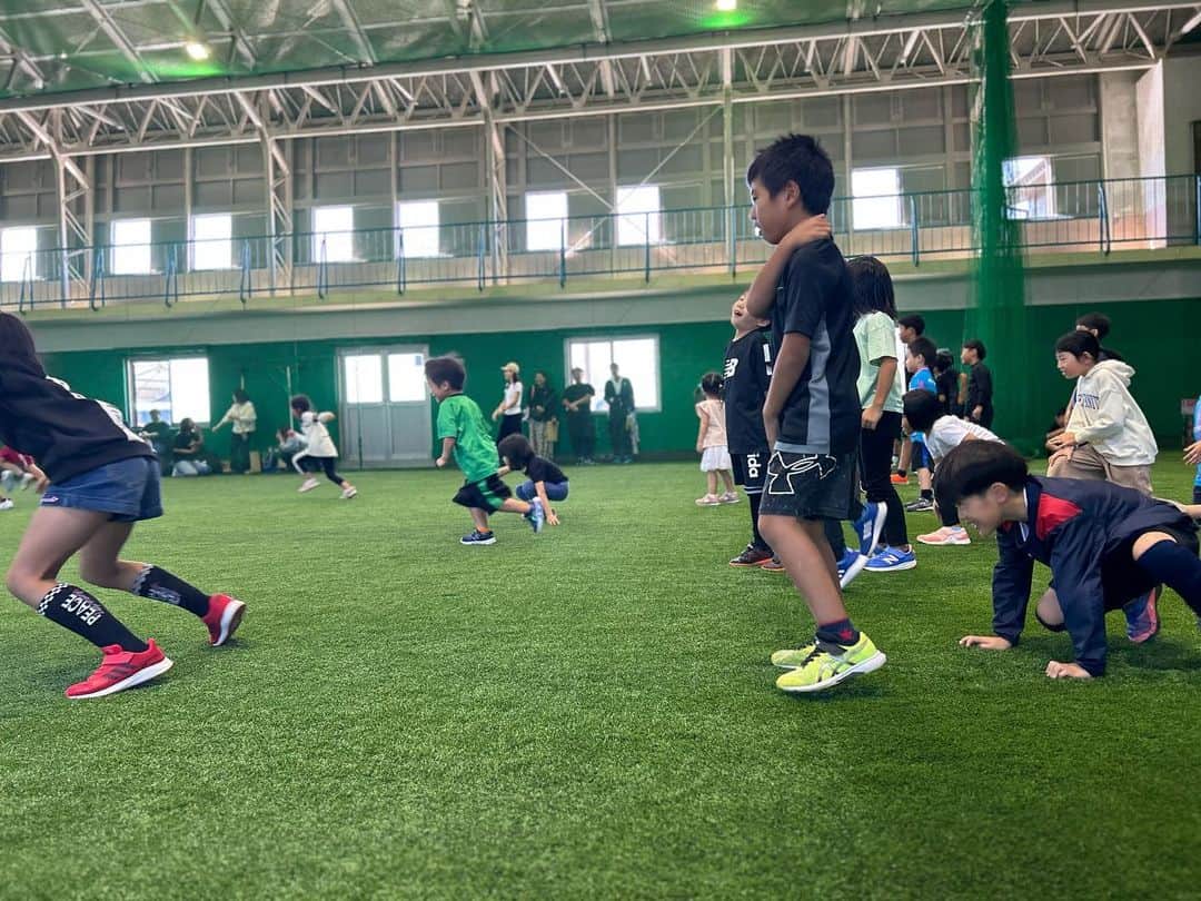 福田晃斗さんのインスタグラム写真 - (福田晃斗Instagram)「. . . ROKU school開校イベント‼︎  約40人の子供達が集まってくれました！  みんなが運動して、楽しいと言ってくれる姿を見て、もっと多くの子どもたちに、知ってもらいたいなと感じました。  イベントが終わった後に、子ども達からまた来たいという声が聞けたり、親御さんから、子供が楽しそうでしたと言われて、幸せな気持ちになりました。  開校、一発目のスクールは、11月8日（水）になります。  時間帯は少し変更を加えようと考えています。 変わり次第すぐにお知らせします！  イベントに来ていただいた方の、入会はお渡しした、入会申込かチラシのQRを読み取って頂いてお願いします！  イベントに参加できず、スクールが気になる！という方は、私か @naka.ocho （おっちょトレーナー）にメッセージよろしくお願いします。  体験もお待ちしております！  やはり、遊び、運動は大切！  運動は競技が上手くなるためだけのものではありません。  子ども達の日常の生活の質を上げるためにも運動は大切です。  その運動を遊びながらする事で、子ども達が意欲的に参加し、自然と運動に触れ合う機会を増やしていきたいと思います。  ROKUスクール、スタッフ一同、心よりお待ちしております！」10月23日 19時38分 - akito_fukuta_official
