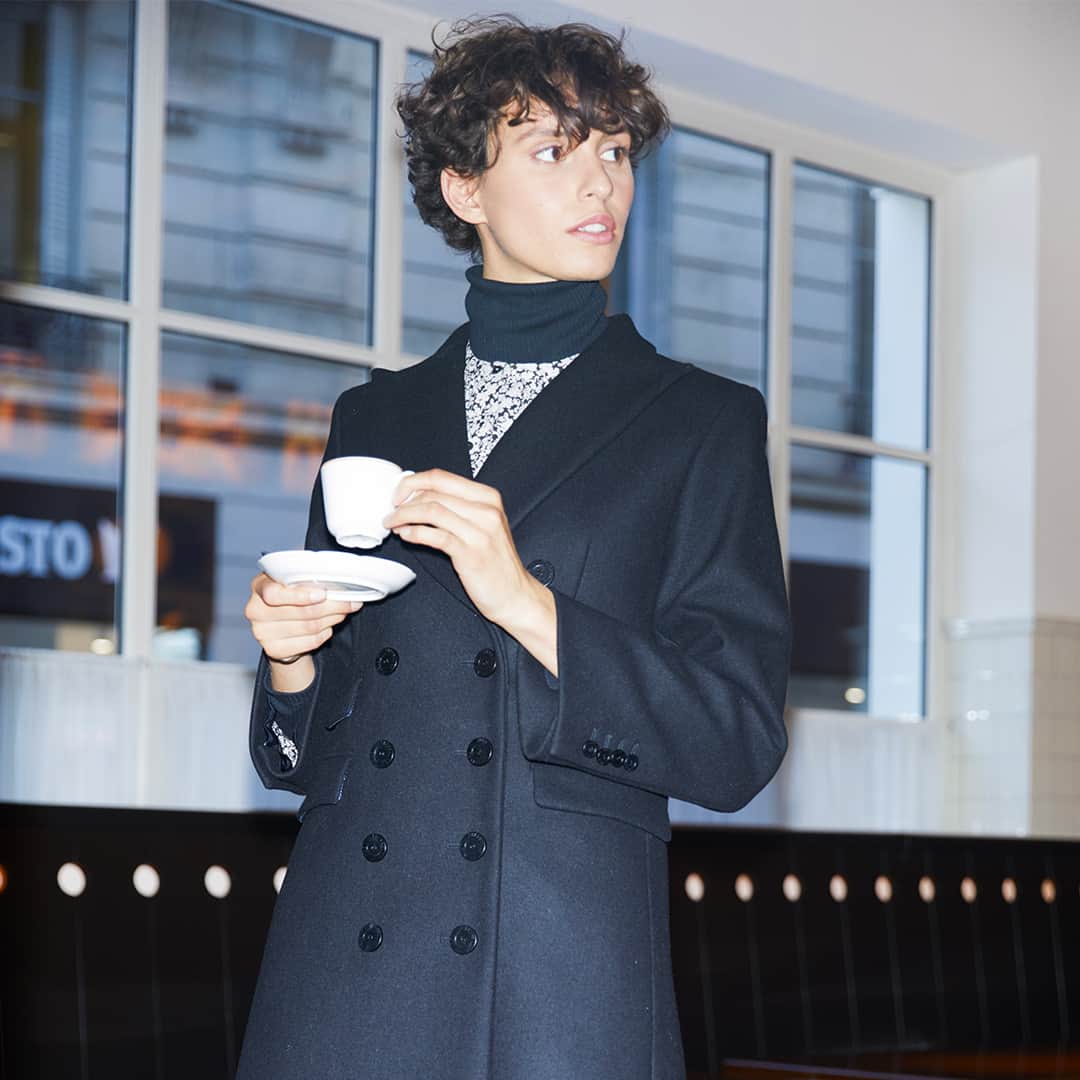 イネスドゥラフレサンジュのインスタグラム：「Monday mood ☕️ Top Matthieu noir Blouse Joséphine imprimé Manteau Mauricette - Monday mood ☕️ Black Matthieu top Joséphine printed blouse Mauricette coat  @hotelchateauvoltaire  #inesdelafressange #inesdelafressangeparis #fallwinter2023 #parisianchic」