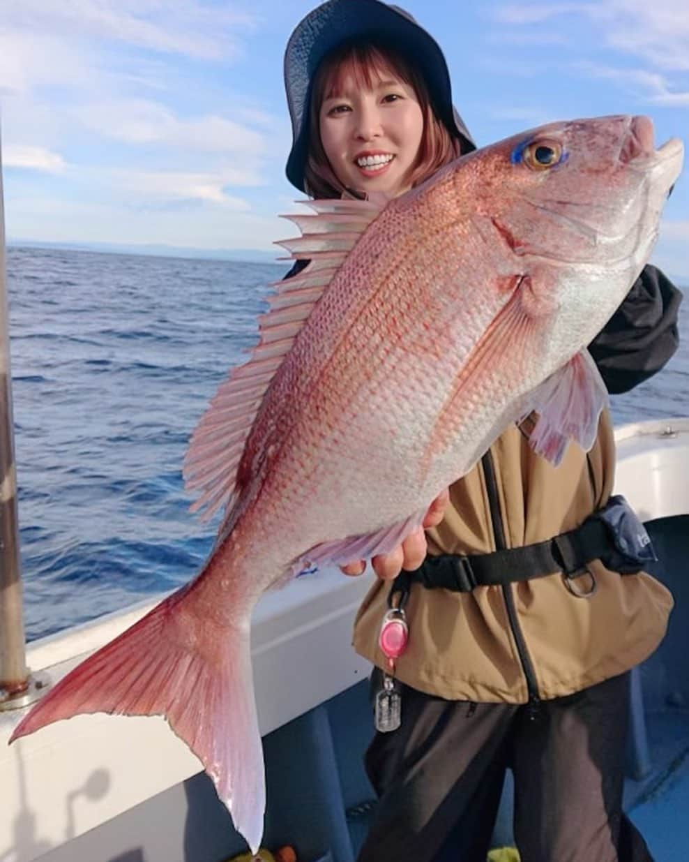 井上直美さんのインスタグラム写真 - (井上直美Instagram)「今日は御前崎の伊達丸さんにお世話になってタイラバ巻き巻き♡スタートは水深150mとまさにディープタイラバって感じでゾクゾクしちゃった♡ タイラバって妄想に妄想を重ねて頭の中で釣り方を組み立てて思惑通り釣れた時の嬉しさったらもう格別です♪またタイラバに行きたいがこの時期はやりたい釣りが多くて困った困った。  🐟タックルデータ🐟 ロッド♡テイルウォーク タイゲームTZ C71L リール♡テイルウォーク タイゲーム 100-DH/L ライン♡アプロード ソルトマックスGT-R PE1号 リーダー♡アプロード ソルトマックス ショックリーダーモバイル タイプF 20lb フック♡テイルウォーク タイゲーム T.R.B RING ASSIST L ヘッド♡タングステン100〜240g ネクタイ♡オレンジ系カーリー サングラス♡宅配のめがねやさん 船宿♡御前崎 伊達丸さん  　#PR  #タイラバ　#真鯛　#ディープタイラバ」10月23日 19時31分 - naochingyo