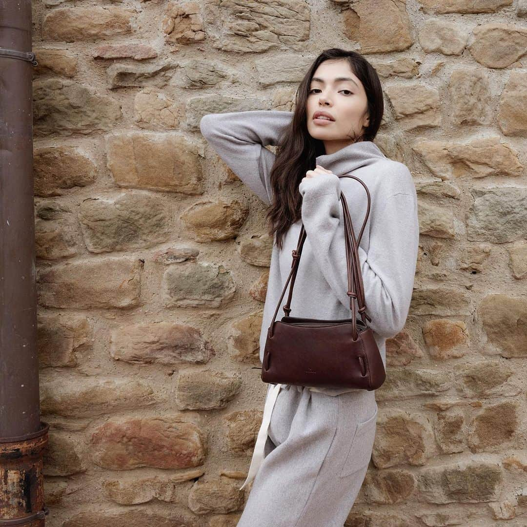 イルビゾンテのインスタグラム：「(K)not your average bag! We are obsessed with the knot detail in Il Bisonte FW23 Snodo Line. These designs are next-level fabulous and totally stealing our hearts. Discover them on our website.    #ilbisonte #sustainability #madeinitaly #fw23」