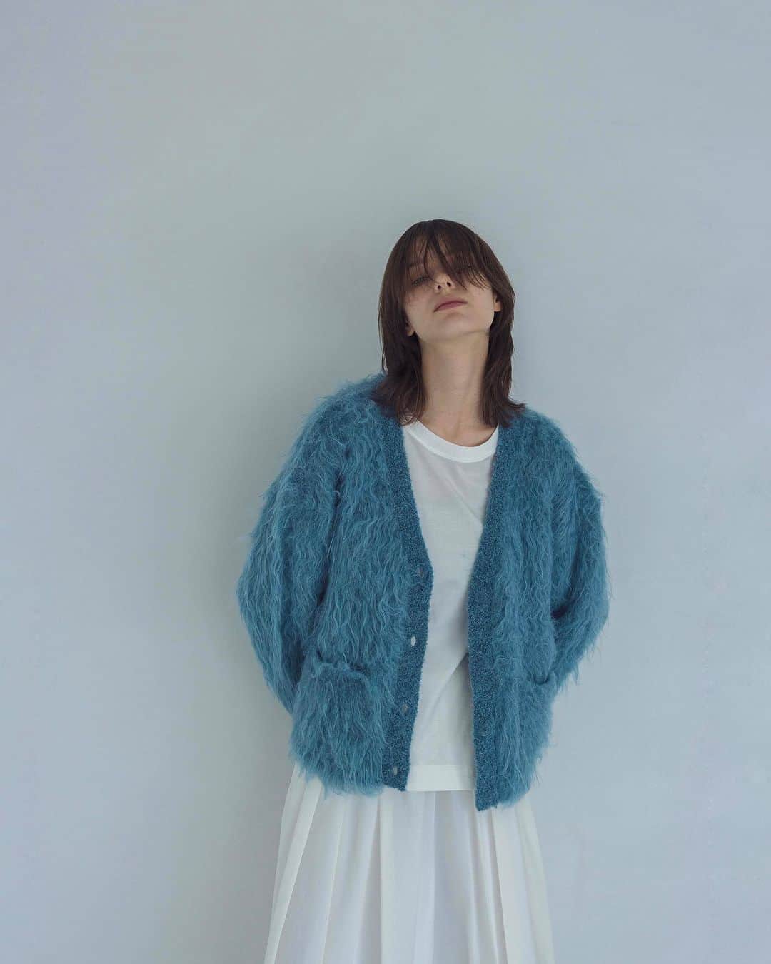 のインスタグラム：「. 【 WEB ADVANCE ITEM 】  長さ、プラッシュ感のある毛足の柔らかさがポイントのスーパーシャギーニットカーディガン。  本日よりオンラインストアにて先行販売スタート！  ☑︎ BLOOM loop yarn shaggy cardigan Color : black / green / blue (WEB限定) Price : ¥23,100 intax ※店頭展開 : 11月上旬予定  商品の詳細はプロフィールのURLよりご覧いただけます。  プロフィールはこちらから ▷  @dresslaveofficial   #DRESSLAVE #ドレスレイブ  #23aw #23autumn #23winter #knit #ニット #カーディガン #ニットカーディガン #シャギー #シャギーニット #シャギーニットカーディガン」