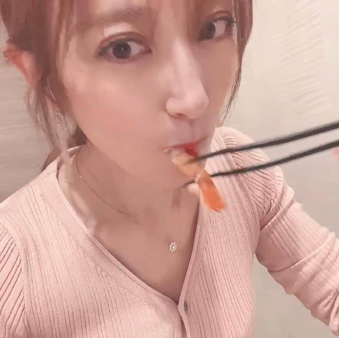 熊田曜子のインスタグラム：「エビが食べたいっ🦐🦐🦐 ということで 「シュリンプダイニング　えび庵」 @shrimp_diningebian に行ってきたよ🍤 色んなエビを色んな食べ方で たくさん頂いたの😍 子供達もエビ大好物だから パクパク頂いてたよ🦐  https://shrimpdining-ebian.foodre.jp  #シュリンプダイニング　えび庵 #池袋エビ #池袋グルメ #シュリンプ #池袋ディナー #PR」