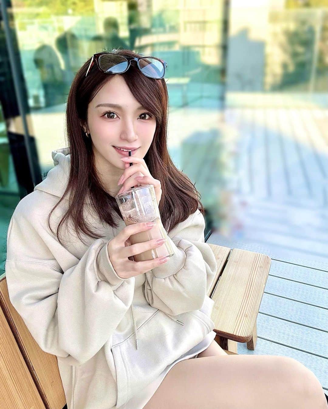 白瀬由莉のインスタグラム：「ゆるっとコーヒー☕️🤎  同じポーズしてた🤣 ☜ちがいはどこだ☞  ちなみにショーパンはいてる🙆‍♀️  明日も素敵な1日を☺️🌈  🌷🧚🏻‍♀️🌻」