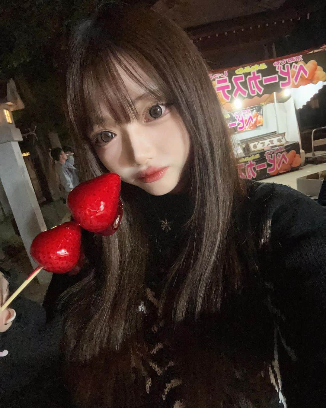 中明佑里花のインスタグラム：「いちご飴がいちばんすき🍓 夏食べれなかったいちご飴とたません食べれて満足^_ .̫ _^ お祭りだいすき  #お祭り#秋祭り#いちご飴」