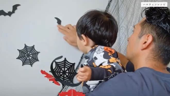Ayaさんのインスタグラム写真 - (AyaInstagram)「東都生協公式YouTube『東都生協vlog』 の撮影に参加させていただきました！！  もうすぐハロウィンということで 今回は家族で「ハロウィンレシピ」です🎃🍽 家族でハロウィンパーティーしてます👻💞 飾り付けもみんなでして、 長男は蜘蛛の巣🕸が気に入った様子で、 家にある玩具の虫達を引っ掛けたりして楽しんでた🤣🤣笑  『ハロウィン料理』もめちゃくちゃ かわいくできたと思うのでみなさん 参考にして作ってみてくださいね 💘 子供はきっと喜びます🎃👻  今後も季節に合わせた投稿をしていくので 皆さん、ぜひチェックしてみてください☺️ わたしが出演している「東都生協VLOG」はこちら↓ https://youtu.be/hYNro4R1B7U   東都生協入会登録も忘れずに～ https://www.tohto-coop.or.jp/entry/   #PR#東都生協 #vlog#ハロウィンレシピ #ハロウィーン#美味しい#レシピ #ライフスタイル #生協 #パーティ#家族でパーティー#familyvlog」10月23日 19時34分 - aya__fit