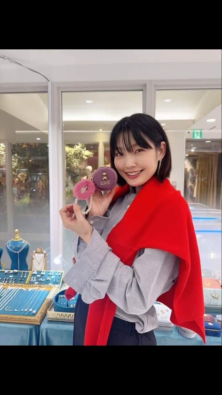 森貴美子のインスタグラム：「@dreamer.tokyo 🐝💚🩵🩶  池袋PARCO期間限定POPUPに行ってきたよ！ ジュエリーケースは色も形もモチーフも増えてて可愛かった〜🐻💘私はくま。 ゴールドとシルバー両面楽しめる2wayハートピアスにも一目惚れ。  ブランドのオーナーの にんさんと✨ 実は私の日本語の生徒さんだった彼女。(と言っても出会った頃から N1持っててすでに上手だったけれど！)今もご縁が続いていて嬉しいな🥳  POPUPは10/31までです👻🍬  #dreamertokyo #ジュエリー」