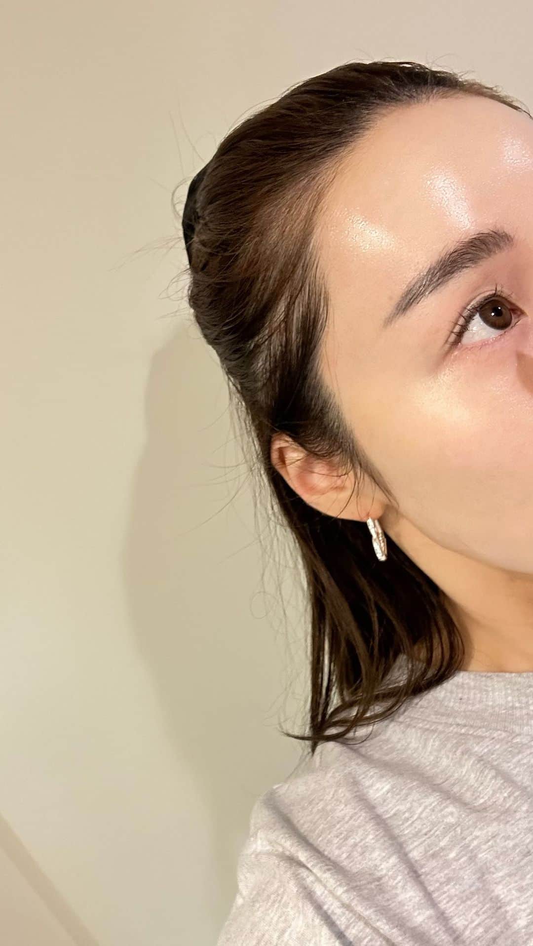 shihoのインスタグラム：「少し前のお休みの日🌷🌷  クリニック→お買い物→公園（ハートの葉っぱみつけてキュン）  15分くらいでおわるのでみにしぽに付き合ってもらい  #エスビューティークリニック  で レブライトしてきたよ✨✨（半年ぶりくらい） やはりトーニングは大切ですな🥹🥹🥹✨ 基本のキ！ちゃんと通おうと思いますた！！！  #dayoff #女の子ママ #美容」