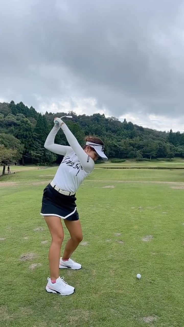 MINAMIのインスタグラム：「スパイクは初めて @pumagolf ❤️ 裏のGOLFがめちゃくちゃ可愛い😍⛳️ 履き心地もとても良かったです😆 動画はままが撮ってくれたよ🫶  . #pr #ゴルフ #ゴルフ女子 #ゴルフ男子 #スポーツ女子 # #golf #golfing #golfer #golfwear #ゴルフウェア #ゴルフコーデ #YouTube #골프 #골프여자 #高尔夫 #instagolf #ゴルフ好きな人と繋がりたい」