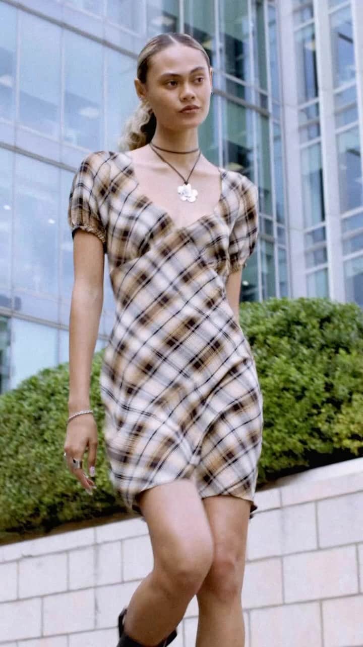 ASOSのインスタグラム：「Spotted: everyday grunge 🕷️ Attention plz, our new trend is here!  And it’s all about avoiding the papz 📸 in H2T heat. Lil tip? The slouch factor is 🗝️ whether with oversized totes, faux fur coats or graphic tees.   ASOS DESIGN mini tea dress [132259782] ASOS EDITION column knitted co-ord [132364507/132364508] adidas Originals Samba OG trainers [132176679]」