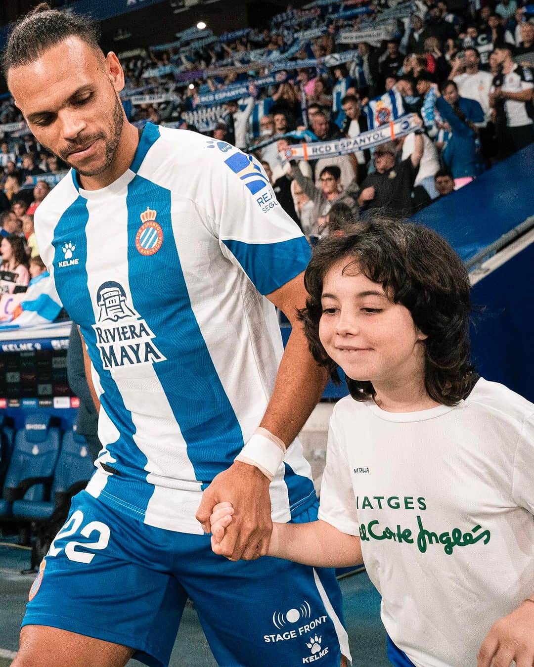 RCDエスパニョールのインスタグラム：「🤝 Gràcies a @viajeselcorteingles, onze nens i nenes van sortir de la mà dels nostres jugadors a l'#EspanyolLeganés! #RCDE」