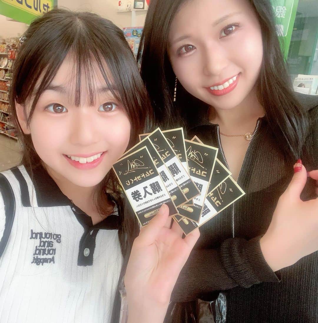 ゆわももチャンネルのインスタグラム：「楽しかったね💓コムドットくじ引いてお渡し会に行った日の☺️  #ゆわももチャンネル #親子 #ももわ #コムドットくじ」