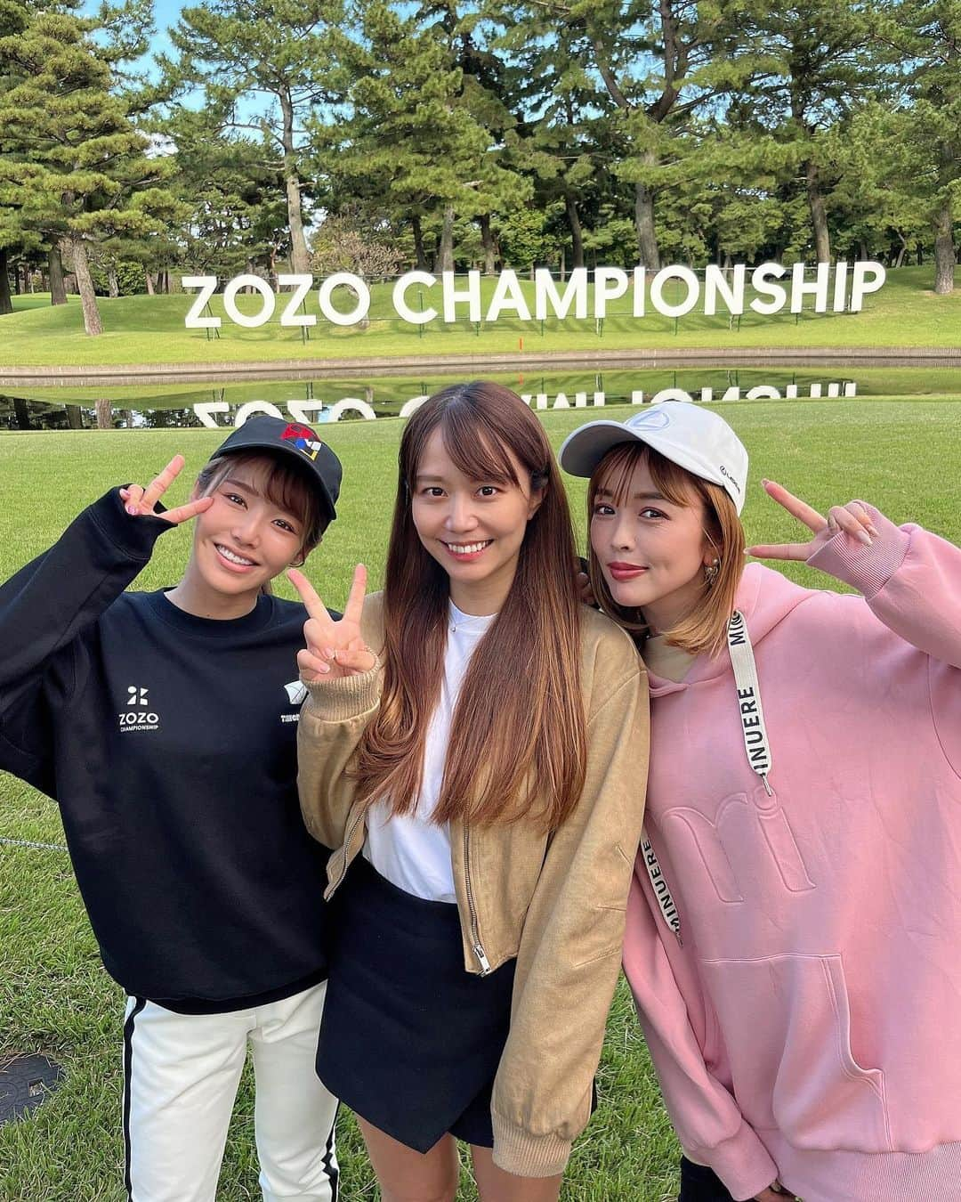 とくさきさんのインスタグラム写真 - (とくさきInstagram)「@zozochamp の思い出プレイバック❤️⛳️ こういう大きな大会に行くと、友達に会えるのも楽しみの1つ✨😌 結構色んな人に会えたけど、写真にあまり残せてなかった。笑 . あのーよく見たら私✌️しかしてないんですけど？🤔笑 ✌️以外のポーズ見つけたい🥺 . 1日娘っちを見ててくれた夫に感謝🥰 #zozochampionship#ZOZOチャンピオンシップ2023」10月23日 19時37分 - tokusaki_golf