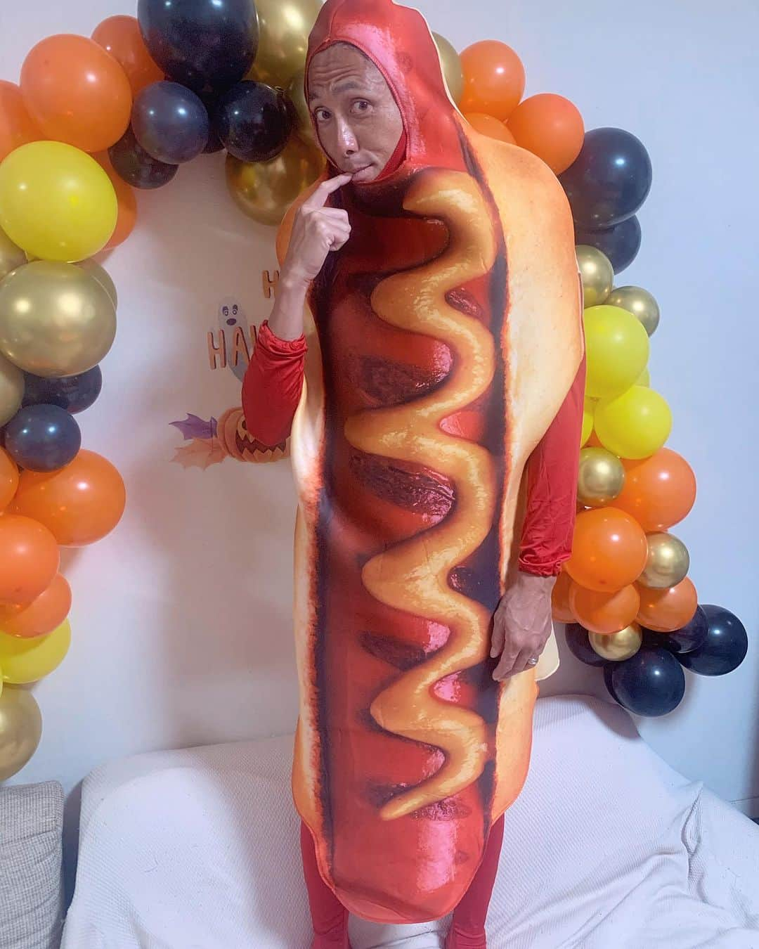 森脇良太のインスタグラム：「ちょっと早めの…  ハッピーハロウィーン🎃👻  ホットドッグ🌭になってみました！w  モリワキホットドッグ！ みんなかぶりついてみる？笑 たぶんめちゃくちゃ美味しいと思うよ！笑😋🤣😂🤣😎  #2023 #ハロウィン #ホットドッグ  #ワイワイわちゃわちゃ　 #ハロウィンパーティー #モリワキドッグ」