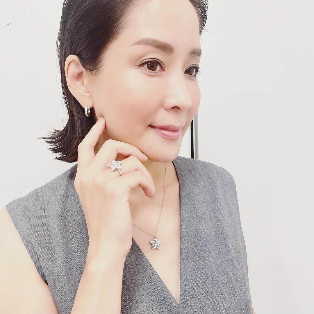 のインスタグラム：「こんばんは。  週明けからヘロヘロです笑。 なにかしらのアレルギーで、🤧ばかりしております。  さて、先日の仕事の衣装です。  ジャンプスーツ mtmodelist  ピアス MIKIMOTO  リング・ネックレス Robinson Pelham  このジャンプスーツが個人的にかなり好み！  #衣装  #mtmodelist  #mikimoto  #robinsonpelham  #内田恭子  #kyokouchida」