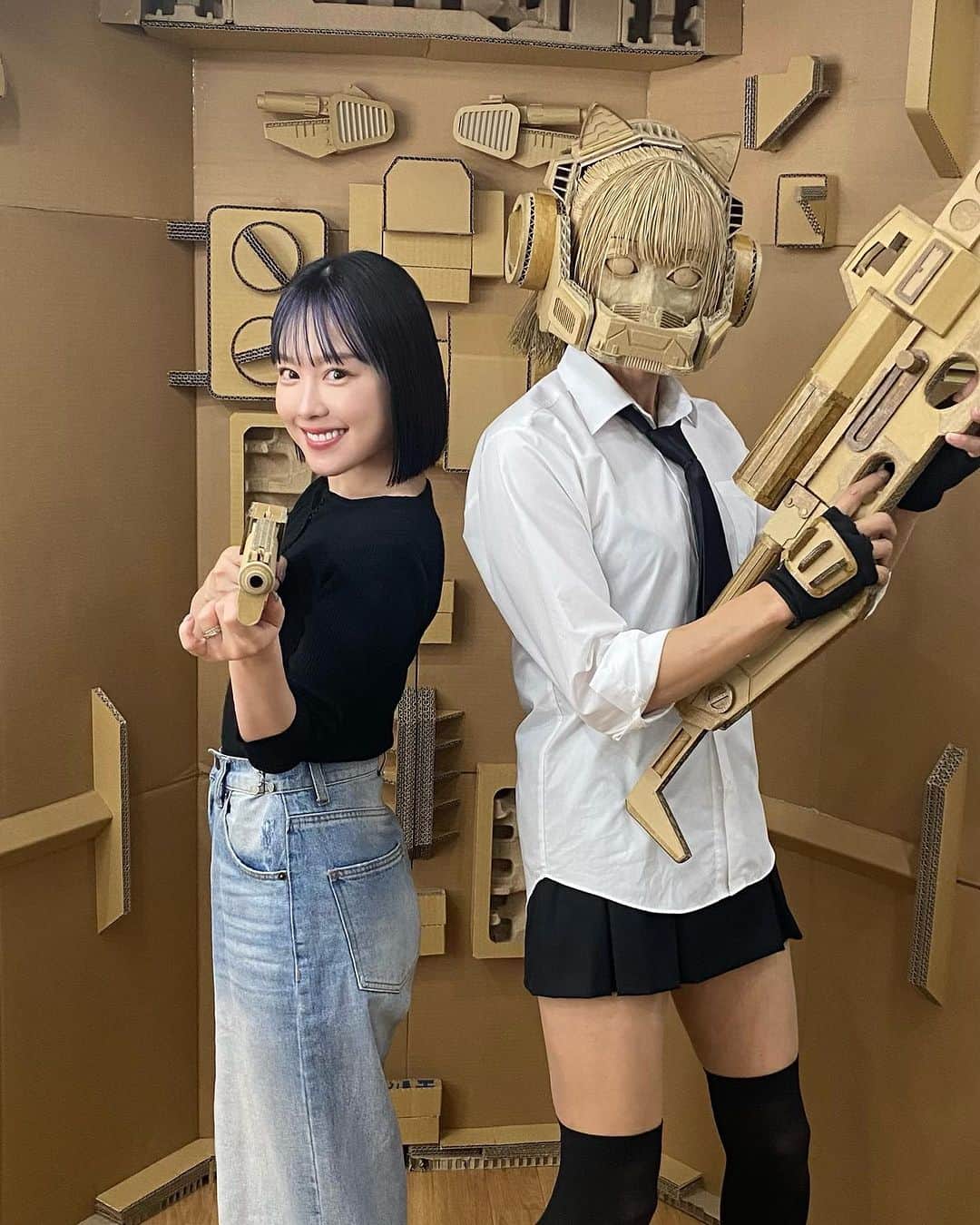 峰麻美のインスタグラム：「ダンボールの向こう側📦  ⚫︎⚫︎年生きてきて、ダンボールのことをあえて考えるなんてことは当たり前になかったけど、わたしにとってはただのゴミでしかなかったソレが、作品になり、芸術になり、そして玩具になる空間を体感した。  ダンボール・・・まじですごい。  お隣の美脚は、ダンボールアーティストで大人気TikTokerのあいだっこ師匠（♂）扮する真中波（マナカナミ）ちゃん👩‍🔧  師匠、お邪魔しました〜📦」