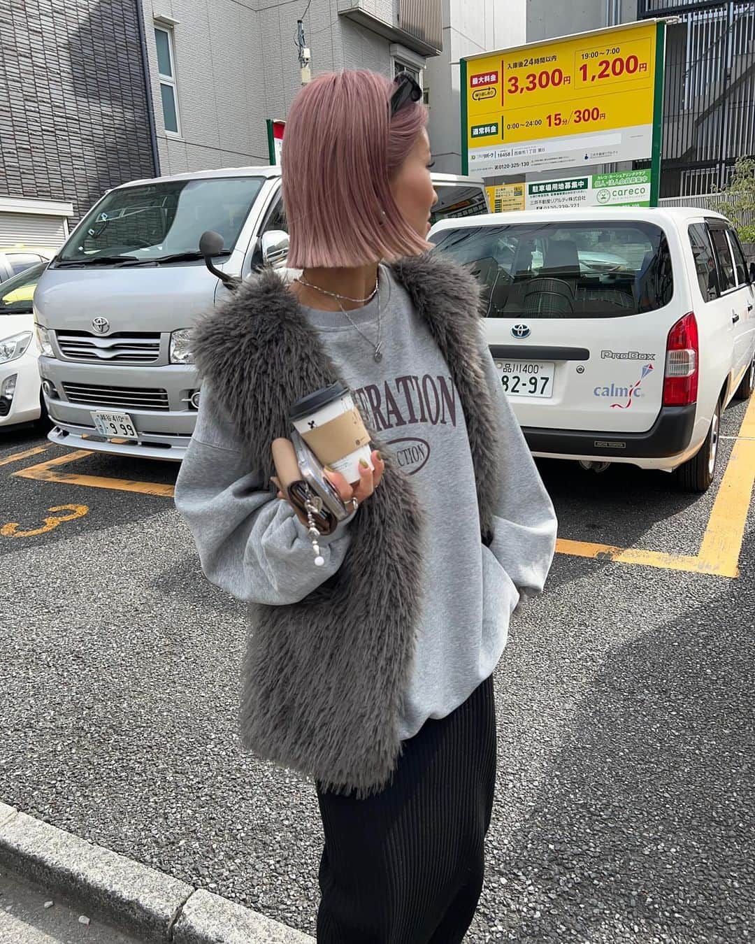 annaのインスタグラム：「.  全身 @__segur.__ day🩷 ファーベストは明日の新作なんだけど ほんっと可愛いの🤭✨  楽しみにしててね🫶🫶  #冬コーデ#秋コーデ#カジュアルコーデ#大人カジュアルコーデ#オトナカジュアルコーデ#ゆるコーデ#158cmコーデ#骨格ナチュラルコーデ#きょこ#30代ファッション#30代コーデ#スカートコーデ#ファーベスト#ベストコーデ」