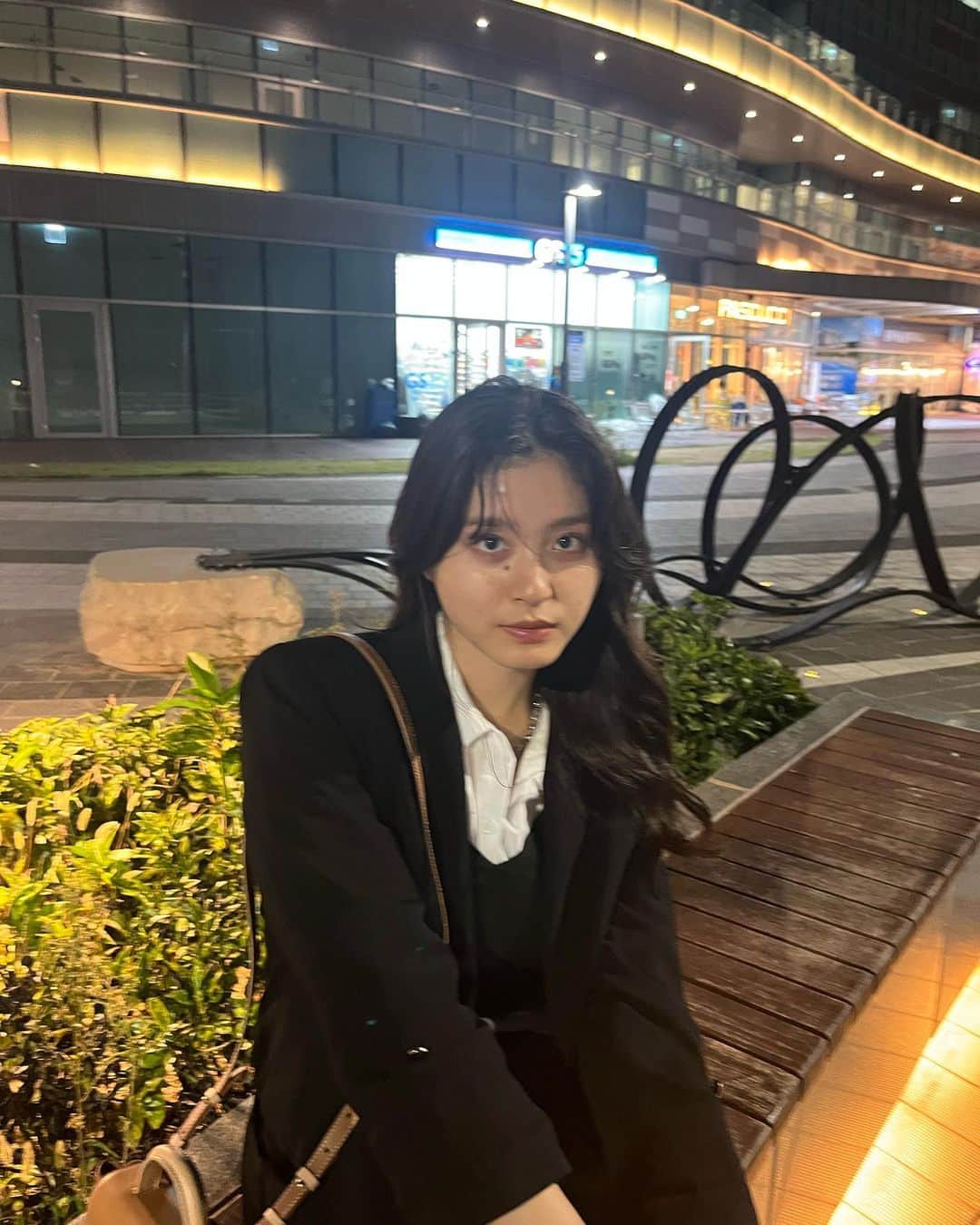 草野星華のインスタグラム：「. 韓国の記憶 その1  釜山国際映画祭に行ってきました。 本当に波乱万丈の旅で、予定していたことが全てパーになってしまったんだけど、泣くのを堪えて踏ん張ったことで沢山の方に出会うことが出来ました。奇跡的に是枝監督にもお会いすることができ、少しお話もさせて頂きました。 この時期の釜山は街中が映画に溢れていて、日本もこうなったらいいなあと思いながらチキンをがっつきました。 本当に幸せで夢みたいな旅でした。 また投稿します。🇰🇷🎥   #biff  #monster」