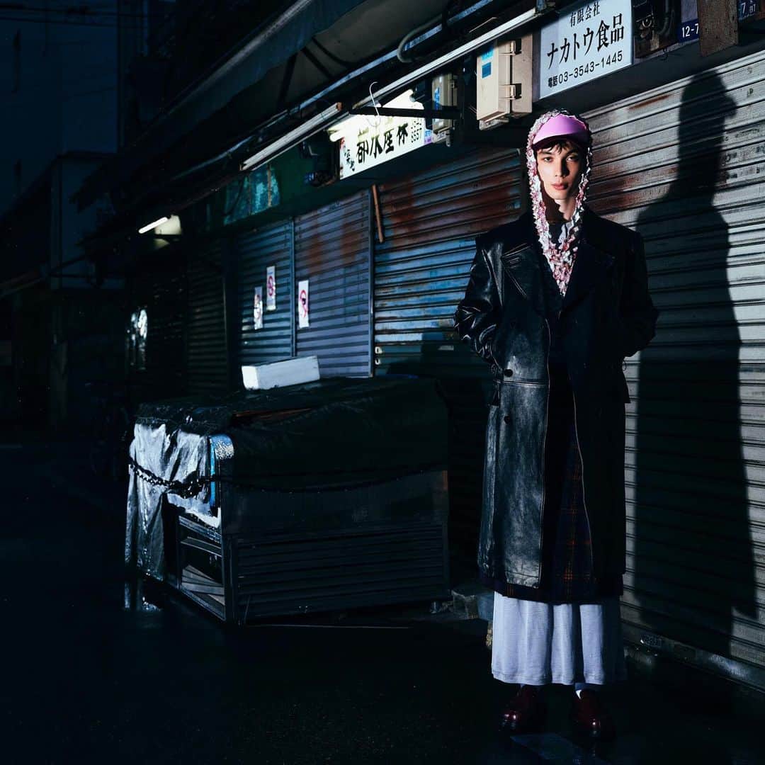 ジョンローレンスサリバンのインスタグラム：「JOHN LAWRENCE SULLIVAN 23AW Black leather coat featured in rain Magazine.  Photography: Dai Yamashiro Styling: Riku Oshima @rxixkxux  Hair: Yu Nagatomo Make-up: Kanna Murokita  Available at our stores. @johnlawrencesullivan_store  #johnlawrencesullivan」