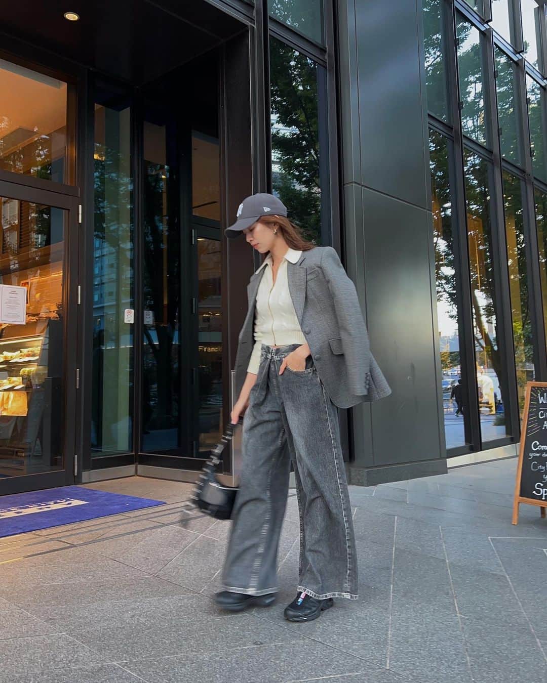 石井亜美さんのインスタグラム写真 - (石井亜美Instagram)「🩶  夜になるとすっかり冷え込んでくるねぇ〜！  夏が1番好きな季節なので、 ここから数ヶ月、私は心が冬眠します(?)  冬の楽しみ方、お鍋以外に見出せないんだけど☜ みんなが冬に楽しみにしているもの教えて？🤤  週末コーディネート。 @shawnkym とインテリアショップ巡りして おしゃれなとこ沢山教えてもらった日！  Cap @newerajapan  Knit ＆ Jacket @miumiu  Denim @johnlawrencesullivan_official  Bag @balenciaga  Sneakers @salomon_japan  #a___look  #miumiu #johnlawrencesullivan #balenciaga」10月23日 19時41分 - ami_ishii_