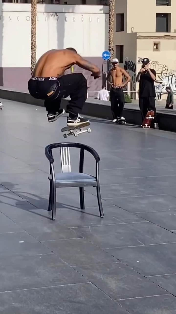 MACBA LIFEのインスタグラム：「No description required! 👑 @kingdiass  📱 @ismaelricon   Tag us to be featured 👉🏽#macbalife 👈🏽 -———————— #RESPECTTHEPLAZA #macba #skate #skateboarding #barcelona #bcn #skatebarcelona #skatelife #barceloka #metrogrammed #skatecrunch #skategram #thankyouskateboarding #❤️skateboarders」