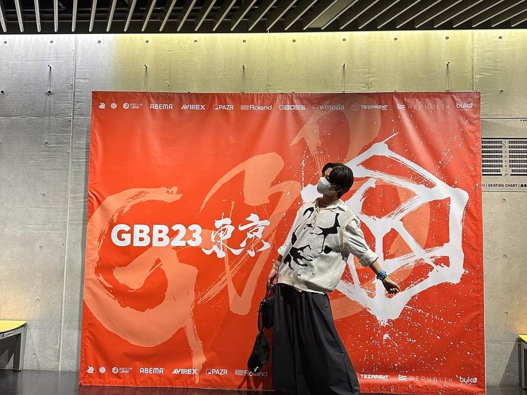 田中洸希さんのインスタグラム写真 - (田中洸希Instagram)「GBB2023 (Grand BeatBox Battle) 4日間、そして7 to smoke 全て見に行かせて頂きました。  まず、ビートボクサーなら誰もが憧れる世界大会をここ日本の東京で開催してくれたことに本当に感謝です。 何から何まで全てヤバすぎる感動が溢れまくった5日間でした。 こんな素晴らしい大会を生で体感することが出来たことがとても幸せです。 そして僕がビートボックスを始めたきっかけであり、ひとつの夢でもあったHIKAKINさん、大地さんとお会いできご挨拶することも出来ました、、 夢のようです。。 お忙しい中本当にありがとうございました😭  ビートボックスを初めて約9年経ちますが、 改めてずっと続けてきて良かったなと実感しました、、 他にも色んなビートボクサーの皆様もとても仲良くして下さり、夢のような5日間でした。 本当にありがとうございました🙏  そして SARUKANIの皆さんcrew battle優勝本当に本当におめでとうございます！！！！🔥🔥🔥 SARUKANIの皆さんとは凄く仲良くさせていただいていて、そんな僕にとって師匠でもある4人が世界一になった事が本当に嬉しい、、 まじで最強のパフォーマンスでした😭😭  他にも沢山の日本のビートボクサーが最高のパフォーマンスを披露していて、日本の誇りです、、、 感動をありがとう  最後にこれだけ言わせて欲しいのですが、 やはりNaPoMは次元が違う。 1人だけdBおかしかった。 脳みそ壊れるかと思った。 やはり永遠の憧れです。  またいつか見に行けることを楽しみに頑張ります！  For all beatboxers, thank you very much for giving the happiness! I love BeatBox soooooooooo much ❤️‍🔥   #GBB  #2023  #BeatBox  #swissbeatbox  #Japan  #happybirthdayscottjackson」10月23日 19時43分 - tanaka_koki_0227