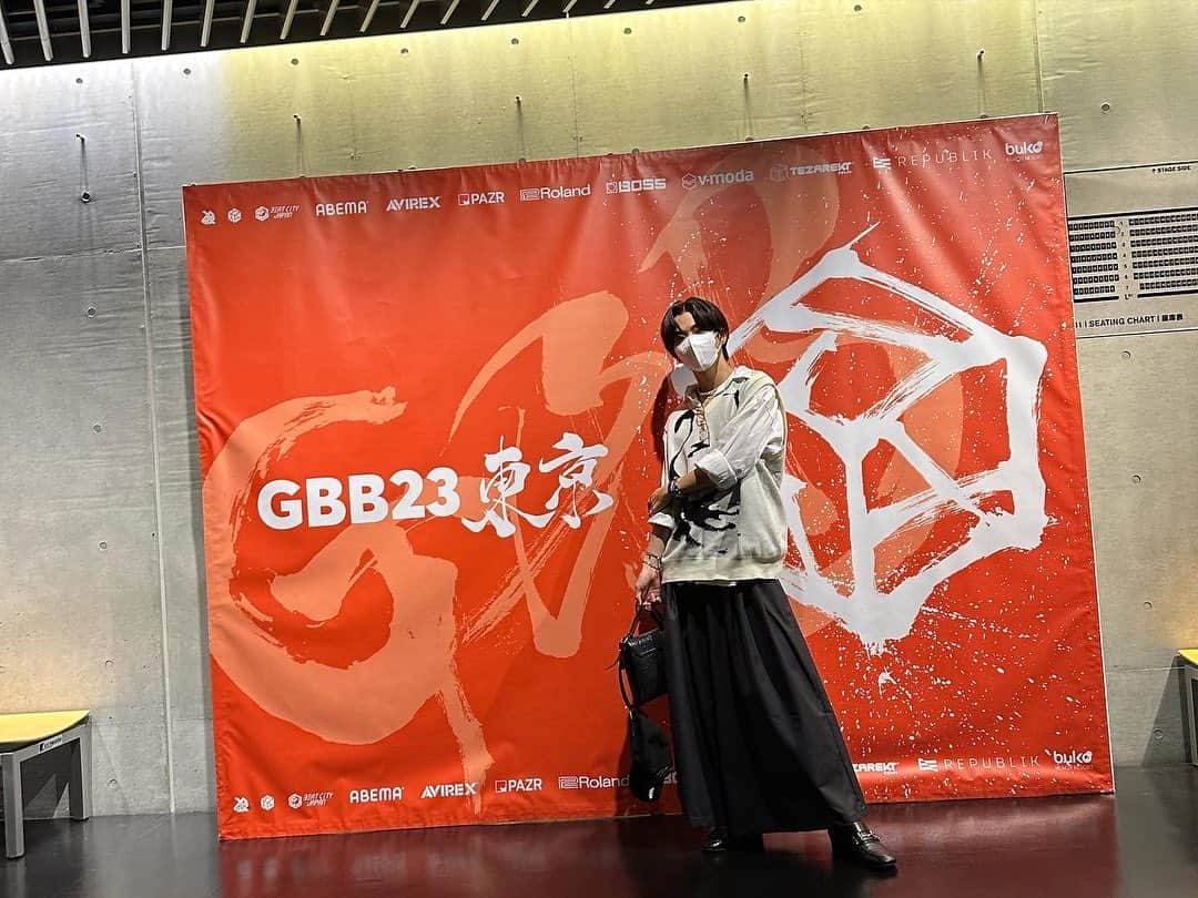 田中洸希さんのインスタグラム写真 - (田中洸希Instagram)「GBB2023 (Grand BeatBox Battle) 4日間、そして7 to smoke 全て見に行かせて頂きました。  まず、ビートボクサーなら誰もが憧れる世界大会をここ日本の東京で開催してくれたことに本当に感謝です。 何から何まで全てヤバすぎる感動が溢れまくった5日間でした。 こんな素晴らしい大会を生で体感することが出来たことがとても幸せです。 そして僕がビートボックスを始めたきっかけであり、ひとつの夢でもあったHIKAKINさん、大地さんとお会いできご挨拶することも出来ました、、 夢のようです。。 お忙しい中本当にありがとうございました😭  ビートボックスを初めて約9年経ちますが、 改めてずっと続けてきて良かったなと実感しました、、 他にも色んなビートボクサーの皆様もとても仲良くして下さり、夢のような5日間でした。 本当にありがとうございました🙏  そして SARUKANIの皆さんcrew battle優勝本当に本当におめでとうございます！！！！🔥🔥🔥 SARUKANIの皆さんとは凄く仲良くさせていただいていて、そんな僕にとって師匠でもある4人が世界一になった事が本当に嬉しい、、 まじで最強のパフォーマンスでした😭😭  他にも沢山の日本のビートボクサーが最高のパフォーマンスを披露していて、日本の誇りです、、、 感動をありがとう  最後にこれだけ言わせて欲しいのですが、 やはりNaPoMは次元が違う。 1人だけdBおかしかった。 脳みそ壊れるかと思った。 やはり永遠の憧れです。  またいつか見に行けることを楽しみに頑張ります！  For all beatboxers, thank you very much for giving the happiness! I love BeatBox soooooooooo much ❤️‍🔥   #GBB  #2023  #BeatBox  #swissbeatbox  #Japan  #happybirthdayscottjackson」10月23日 19時43分 - tanaka_koki_0227