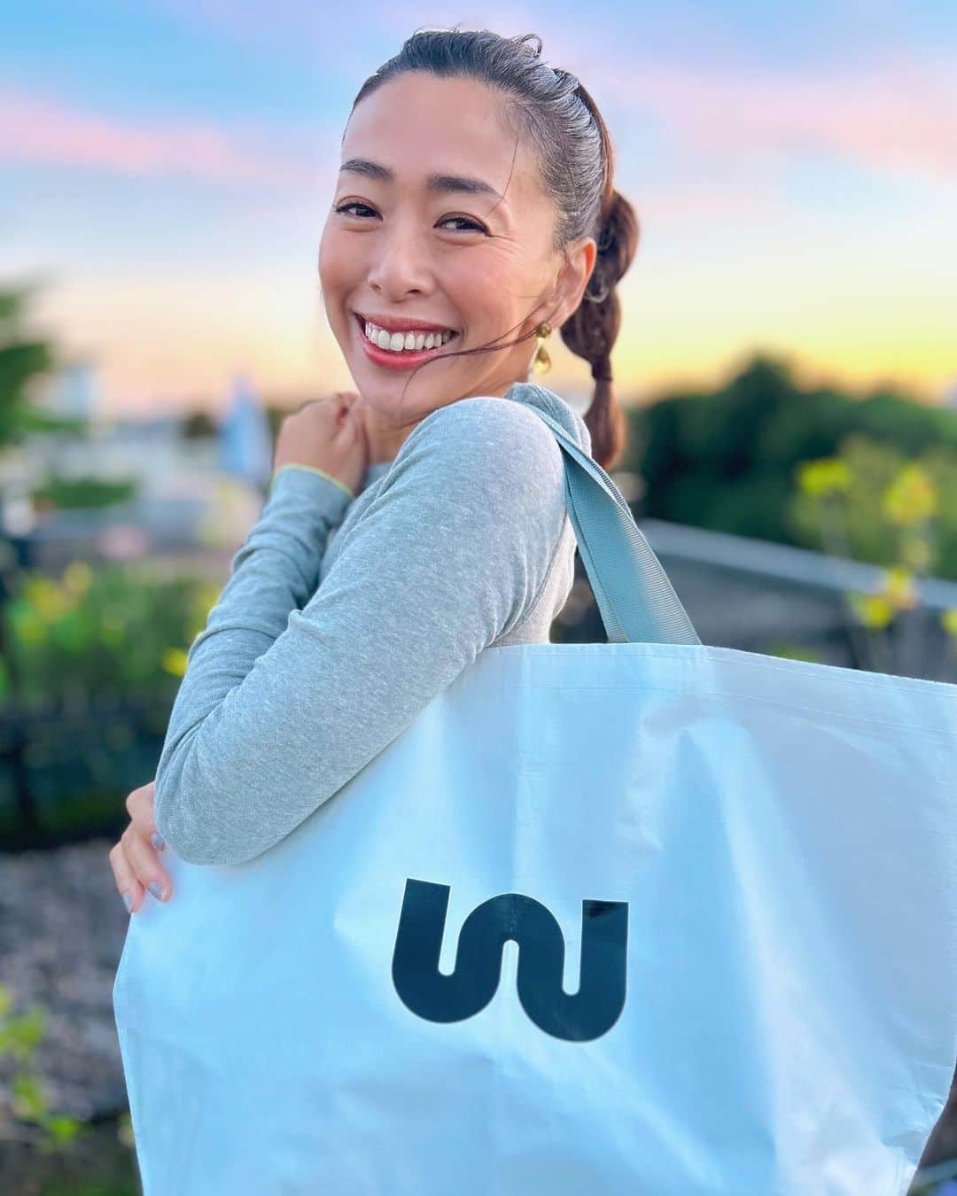 野沢和香のインスタグラム：「いよいよ今週末はWE‘RTHYのPOP  UP ストアを代官山にて開催します🙋‍♀️皆さん、ぜひ遊びにきてくださーい🙏💖 お買い物してくださった方にこちらのリユーザブルのショッパーをプレゼントしますっ😆🤍 再生プラスチックでできた何度も繰り返し使えるレジャーシート素材のショッパーです🫶  ライブでご質問いただいたPOP  UPでの決済方法ですが、クレジットカードか電子マネーのみ（現金は対応できませんのでご注意くださいませ🙇‍♀️）  𝗪𝗘'𝗥𝗧𝗛𝗬 𝟭𝘀𝘁 𝗣𝗢𝗣 𝗨𝗣 𝗦𝗧𝗢𝗥𝗘 【Date 】 10/28 (土) 12:30-19:00 10/29 (日) 11:00-18:00  【Place 】 UP SIDE DOWN Gallery（代官山）  〒150-0035 東京都渋谷区鉢山町13-12」