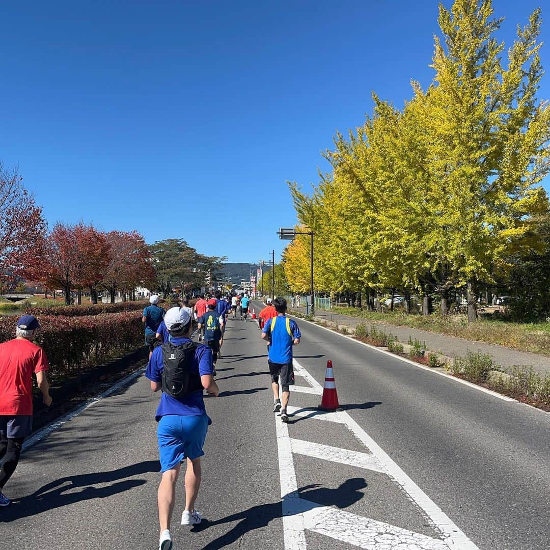 重盛赳男さんのインスタグラム写真 - (重盛赳男Instagram)「諏訪湖マラソンに出場しました🏃‍♂️  タイムは1時間35分59秒。 サブ100が目標だったので、達成？  評判通り、非常に走りやすいコースでした！ 晴天で風も強くなく、コンディション最高でした。 さすが35回も開催されている人気の大会！ 次は記録を狙いに出場したいです。  大会に関わった皆さん、お疲れ様でした！！！  #諏訪湖マラソン #諏訪湖マラソン2023 #重盛赳男 #長野マラソンにもエントリーしました #アナウンサー」10月23日 19時44分 - shigemoritakeo