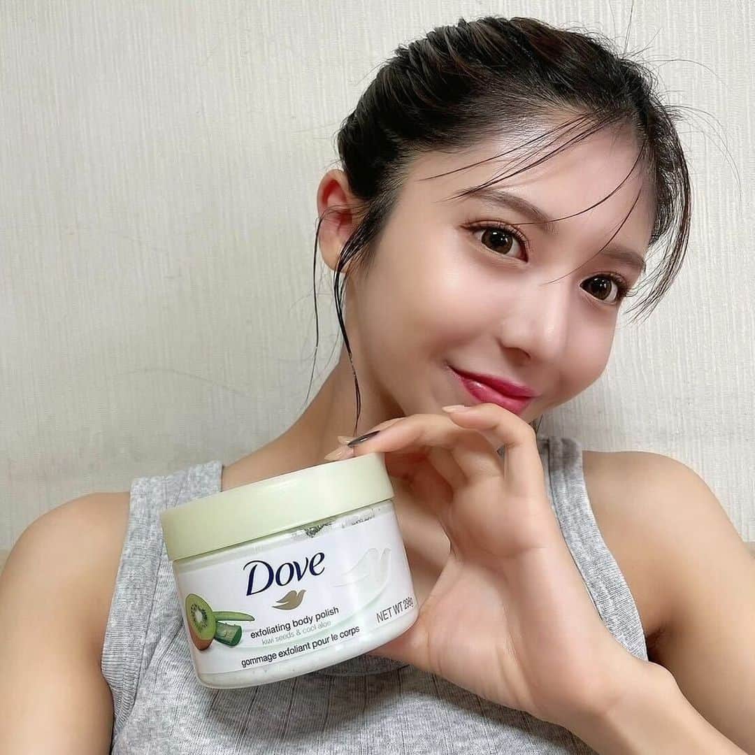 伊藤莉子のインスタグラム：「． 最近SNSでバズってる Doveのクリーミースクラブ　キウイ&アロエ💚  質感はホイップクリームみたいに めっちゃ柔らかくて、 粒子が細かいから洗ってても ザラザラしなくて使いやすい！♡  サボンのあのザラザラ感が苦手。って方でも めっちゃ使いやすいと思う😌❤︎  洗い上がりは、 乾燥肌の私のお肌が全身ツルツルになった！😳  しかもコレのいいところは 洗いながらなめらかなテクスチャーのスクラブが優しく古い角質をオフして、 保湿ケアも叶えるの！  スクラブだけで角質ケアと保湿ケアが同時にできるのは嬉しいよね！  ボディソープも泡立ち良くて 洗い上がりも全然乾燥しないし 全身からめちゃくちゃいい匂いして お気に入りで毎日使ってる❤︎  私はスクラブもボディソープも 大好きなキウイ＆アロエの香り（香料配合）を選んだよ🥝  10月20日から11月5日まで、 ダヴの公式アカウントフォローして、 試してみたいボディウォッシュとスクラブのセットを ハッシュタグをつけて引用リポストすると 抽選で100人に希望のセットがあたる キャンペーンが実施されるので、 気になる方はチェックしてみてね💻🌏  #PR #ダヴ #角質ケア #透明感 #透明肌 #保湿ケア #特別ケア #スクラブ #ダヴスクラブ #ボディスクラブ #本気透明肌計画  ．」