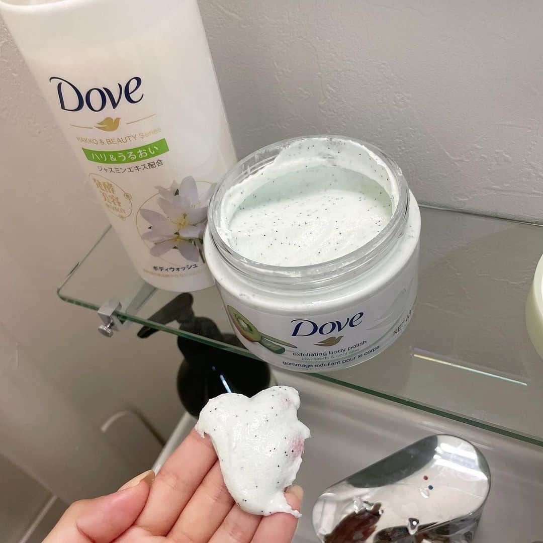 伊藤莉子さんのインスタグラム写真 - (伊藤莉子Instagram)「． 最近SNSでバズってる Doveのクリーミースクラブ　キウイ&アロエ💚  質感はホイップクリームみたいに めっちゃ柔らかくて、 粒子が細かいから洗ってても ザラザラしなくて使いやすい！♡  サボンのあのザラザラ感が苦手。って方でも めっちゃ使いやすいと思う😌❤︎  洗い上がりは、 乾燥肌の私のお肌が全身ツルツルになった！😳  しかもコレのいいところは 洗いながらなめらかなテクスチャーのスクラブが優しく古い角質をオフして、 保湿ケアも叶えるの！  スクラブだけで角質ケアと保湿ケアが同時にできるのは嬉しいよね！  ボディソープも泡立ち良くて 洗い上がりも全然乾燥しないし 全身からめちゃくちゃいい匂いして お気に入りで毎日使ってる❤︎  私はスクラブもボディソープも 大好きなキウイ＆アロエの香り（香料配合）を選んだよ🥝  10月20日から11月5日まで、 ダヴの公式アカウントフォローして、 試してみたいボディウォッシュとスクラブのセットを ハッシュタグをつけて引用リポストすると 抽選で100人に希望のセットがあたる キャンペーンが実施されるので、 気になる方はチェックしてみてね💻🌏  #PR #ダヴ #角質ケア #透明感 #透明肌 #保湿ケア #特別ケア #スクラブ #ダヴスクラブ #ボディスクラブ #本気透明肌計画  ．」10月23日 19時45分 - krk_818
