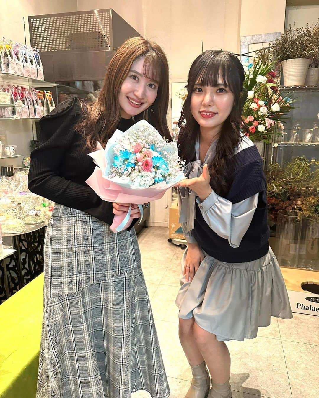 沢井里奈さんのインスタグラム写真 - (沢井里奈Instagram)「⠀ ⠀ 最近、お誕生日のお祝いで 花束をいただくことが多くて とっても幸せです🥹💐💕💕  1枚目は、ずっと通っている サロンのお姉様方からサプライズ😭✨ 毎回、美容のことはもちろん 色んなお話をたくさん聞いてくれて サロンに行くと元気をもらえて もはやパワースポット🌿‬🫧笑 いつもありがとうございます😢🌸  2枚目の花束は、 先日ひなちと食事に行った時に 会った瞬間花束をくれたんです😳❤️ いけめんすぎませんか🥹💕💕 delaの活動期間は2ヶ月くらいしか 被ってなかったけど、とても仲良し🥰 いつもありがとう💙✨ ⠀ ⠀ #花束 #お誕生日」10月23日 19時45分 - sawairina