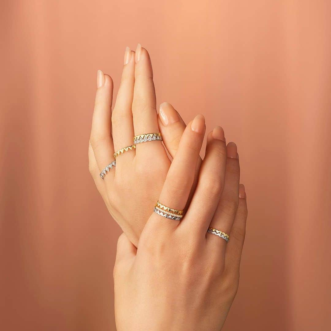 starjewelry_pressのインスタグラム：「-WINTER LIMITED- TONE OF LOVE / SET RING  “ハート”と“ドロップ”がぴったり重なるセットリングが登場。 1種は、モダンなハートモチーフ(K18YG)×ダイヤモンドが煌くドロップモチーフ(Pt950)が連なるラグジュアリーなモデル、もう1種は、ともにオール地金のハート（K10YG・K10WG）が連なるスタイリッシュなモデルがラインナップ。 リングが美しく重なることにこだわり、モチーフをフルラウンドでデザインしています。 着用方法も自由自在で、セットで着用したりセパレートに着用したり…上級者にはセットリングの間に他デザインのリングをレイヤードするスタイルもおすすめ。  ＝＝＝＝＝  ≪SPECIAL CUSTOMIZE≫ 11/15(水)まで、WINTER LIMITED「TONE OF LOVE」シリーズのセットリング・ネックレスの期間限定カスタマイズを受付中！ イエローゴールド部分を肌なじみが良く上品な印象のローズゴールドに変更が可能。 また、K10素材からK18素材のアップグレードも承ります。 ※製作期間：約1ヶ月  #starjewelry #スタージュエリー #winter #holiday #limitedmodel #winterlimited #toneoflove #sequence #ring #リング #セットリング #jewelry」