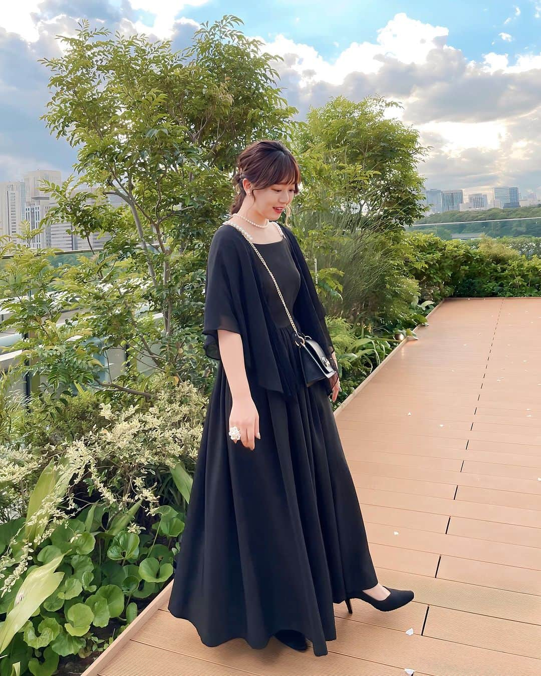 新井和佳奈さんのインスタグラム写真 - (新井和佳奈Instagram)「先日のオケージョンは全身真っ黒だったよ〜ーー🤗  ワンピースはお馴染みのAmeri @amerivintage  この子はセールでめ〜ちゃお得に買った！！！ 肩紐はビジューになってて、取り外すこともできる、かわいい〜ーーーー☁️ 用尺使ってて、ドレスっぽくて、ボリュームもあって、丈もロングで大好き。  バッグはバビロンがセレクトしてる海外のバッグらしい！！！ かわよ、、、  ヘアアレンジはアップ？まとめました👏👏 結婚式って女の子はヘアとかドレスとかネイル、メイクみんなきらきらしてて、本当に目の保養だよね…………  one-piece @amerivintage  bag @babylone.official  ほぼ同窓会で楽しすぎました🥰  Photo by @maomao_book   #路上Live #路上スナップ  #路上シンガー #路上singer #映画主題歌 #歌 #歌カバー #歌カバー動画 #歌ってみた #歌好きな人と繋がりたい  #シンガー #シンガーソングライター #シンガーソングライターと繋がりたい  #イヤフォン #和佳奈 #アカペラ #acappella  #弾き語り #弾き語り女子  #弾き語り動画  #弾き語りさんと繋がりたい #ONEPIECE #ワンピース #結婚式 #結婚式コーデ #結婚式ヘアアレンジ  #結婚式ヘア」10月23日 19時46分 - wa_416